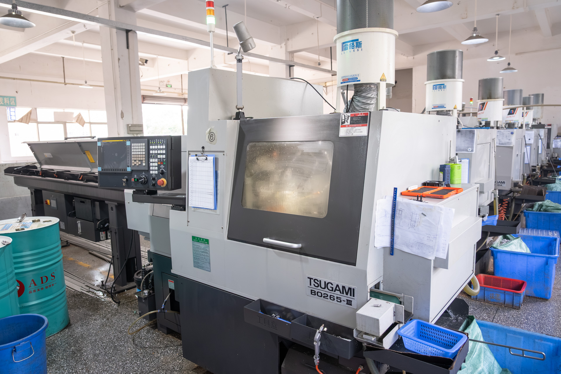 別のフロアにはツガミ製のCNC自動旋盤があった。自動旋盤は棒状の材料を連続的に供給して加工できる