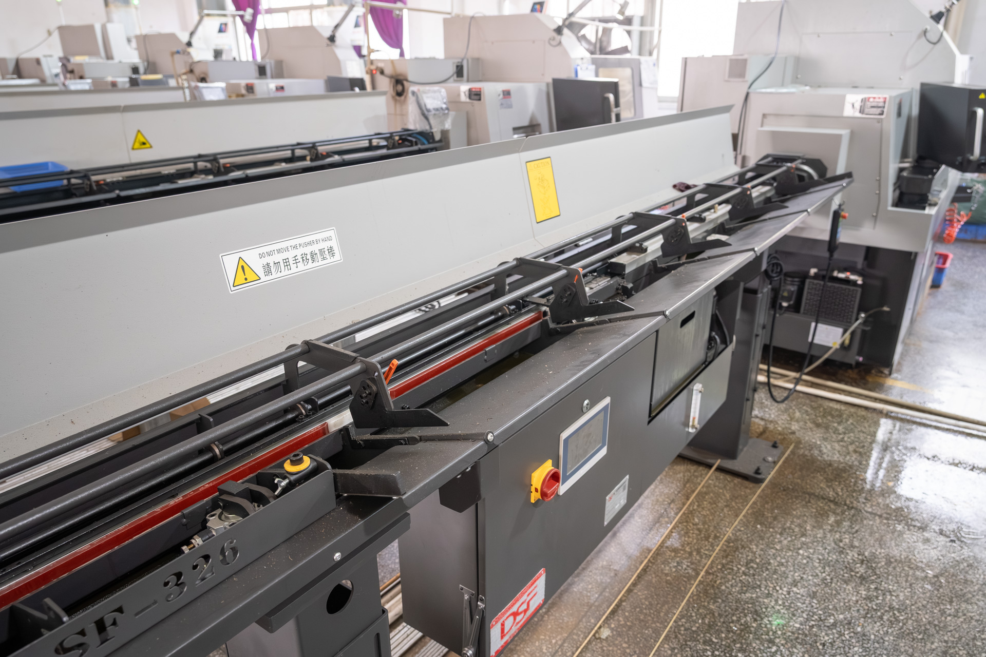 自動旋盤には、このようなバーフィーダーが繋がっている