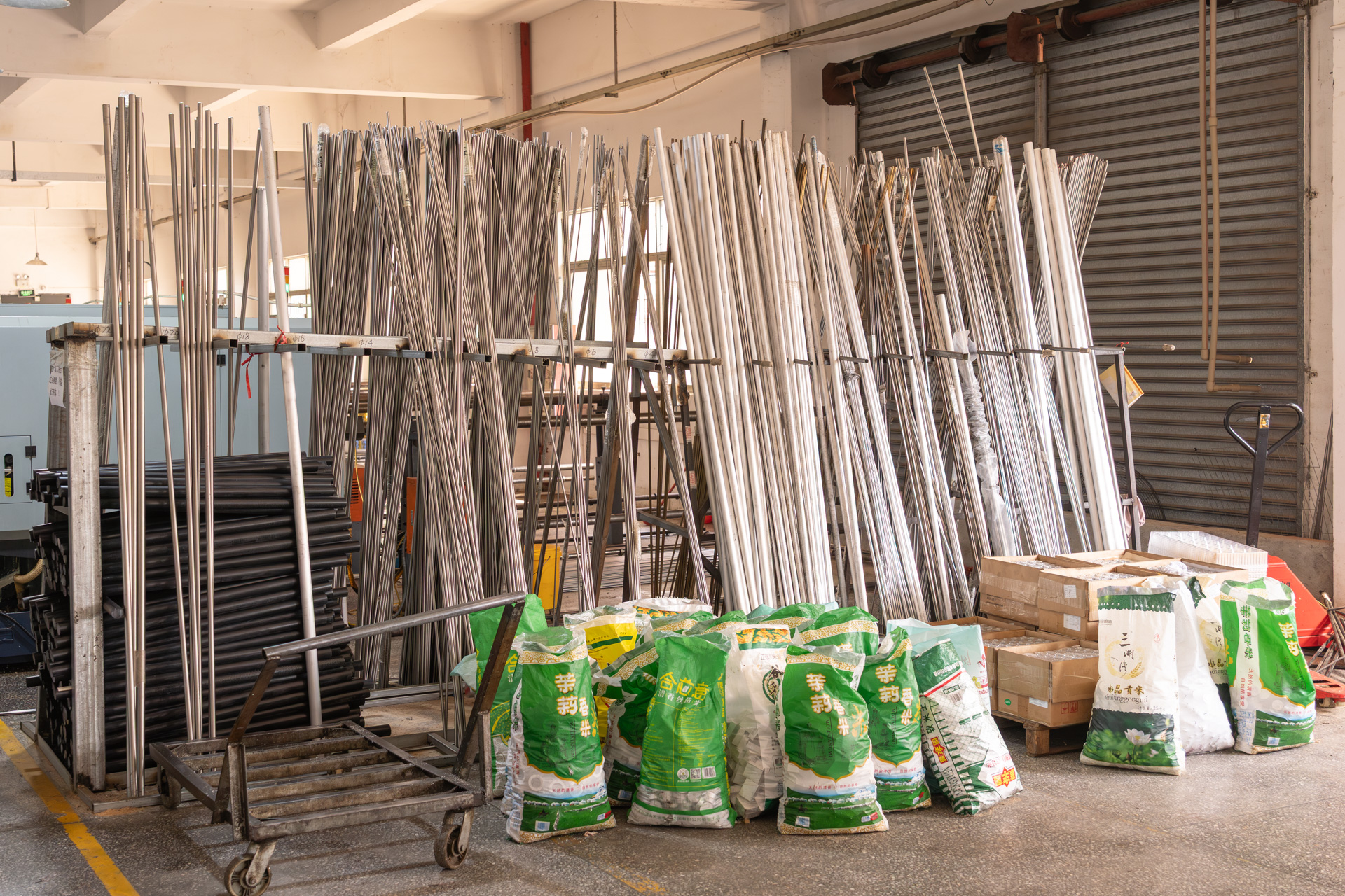 棒状の材料が大量にストックされていた