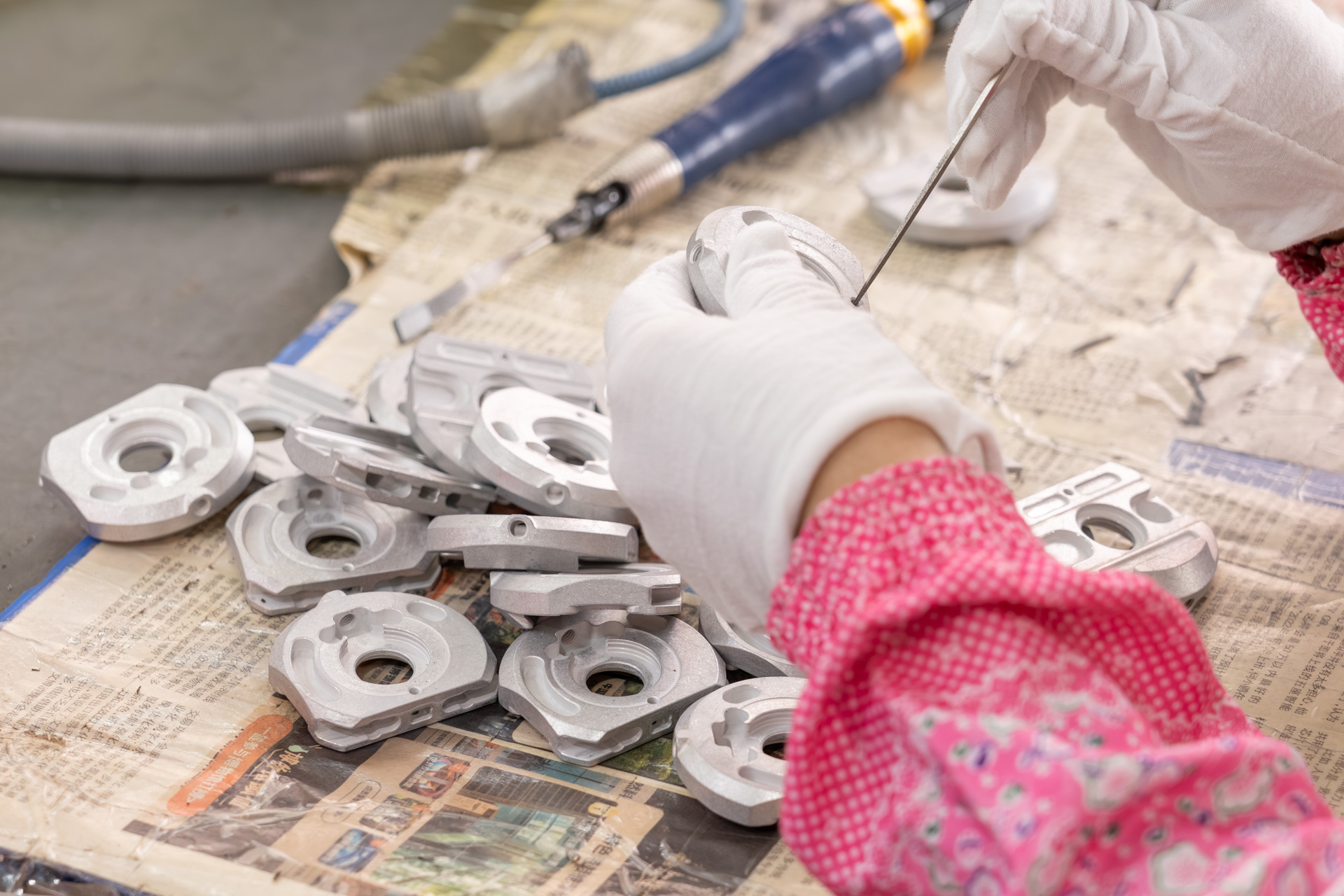 加工後にはチェックとクリーニングが行われる