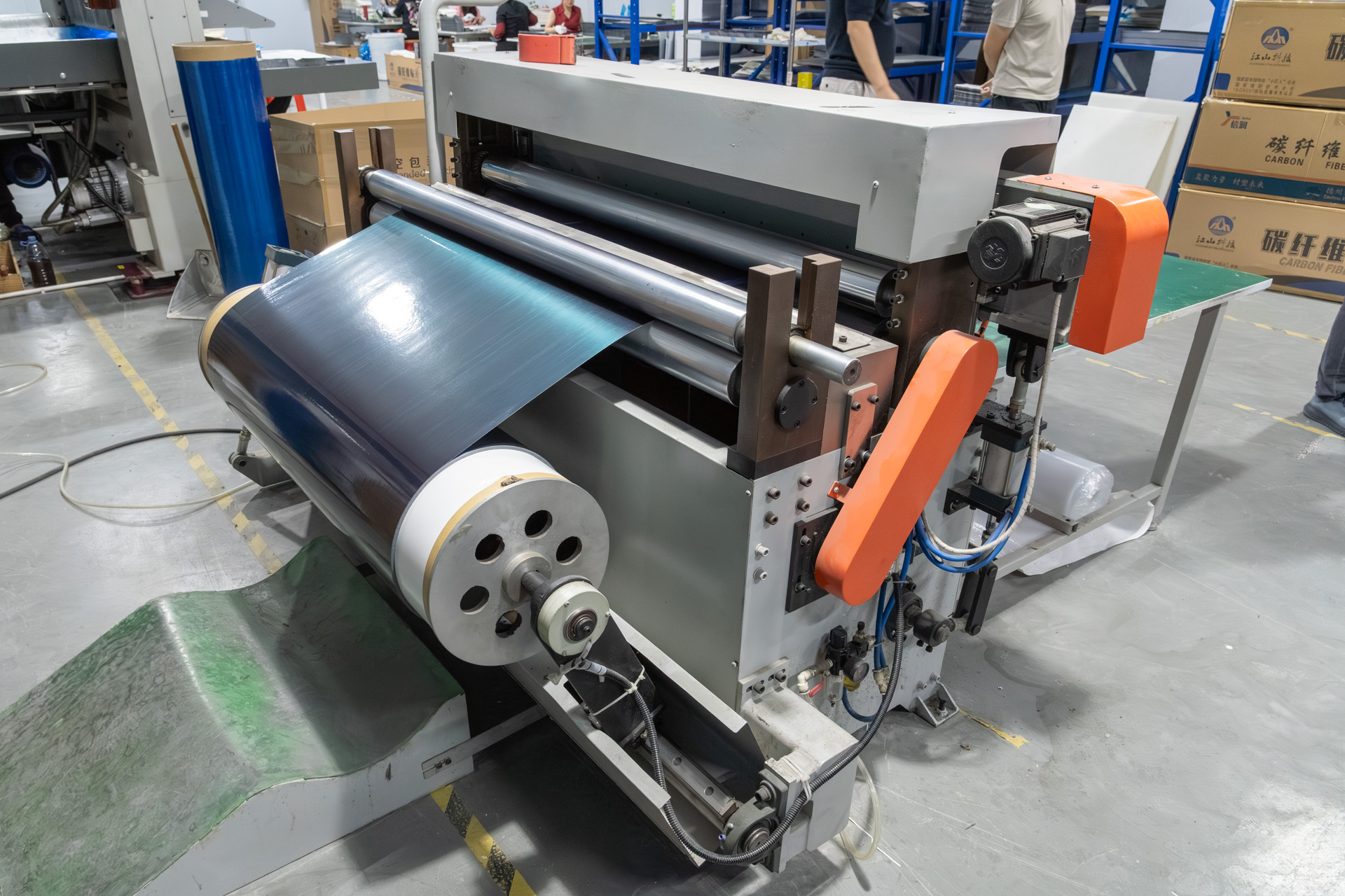 プリプレグを裁断機にセットする