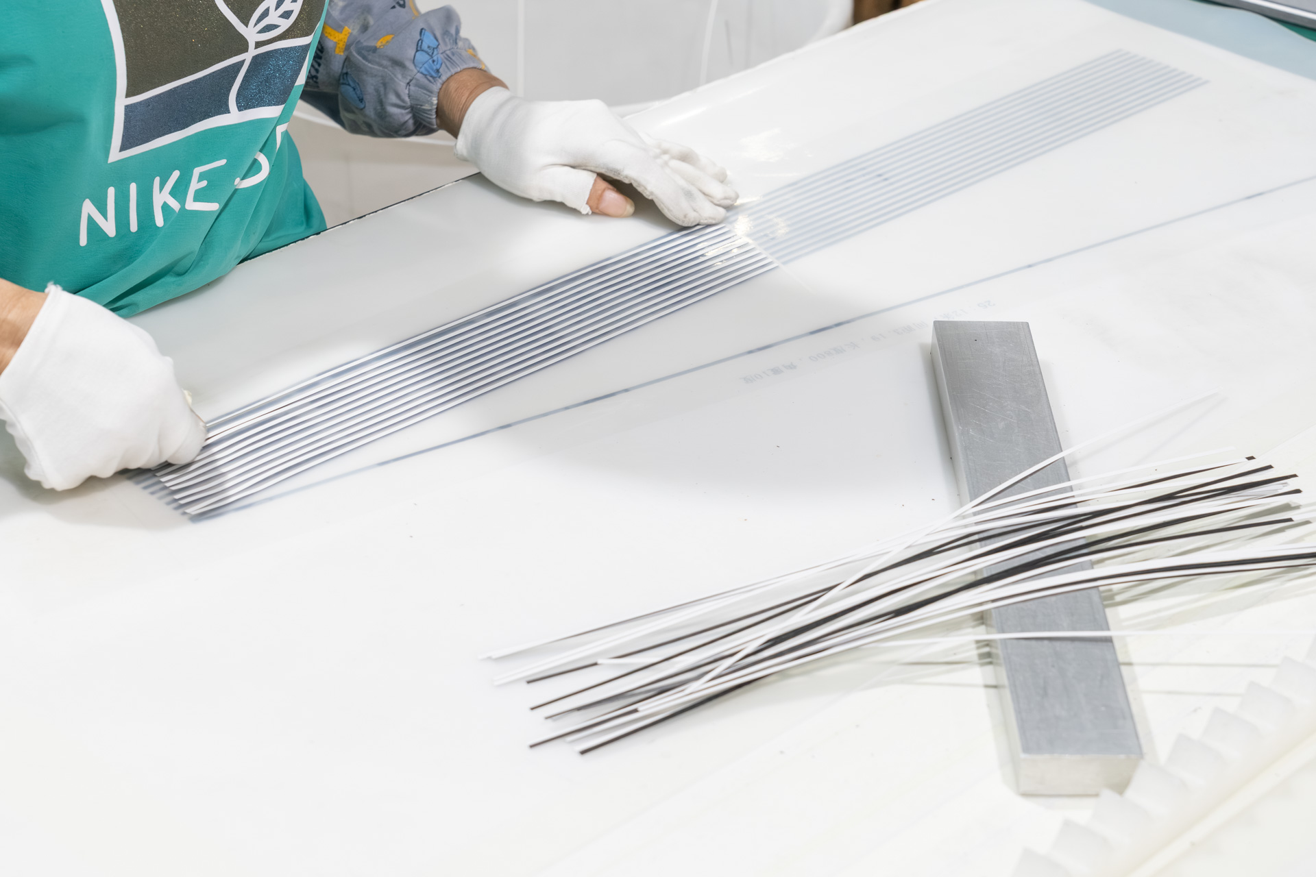 まず、細長く切ったカーボンシートを台紙に貼り付けていく