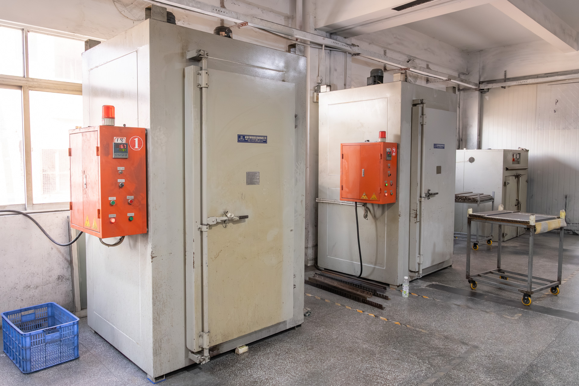 カーボンの硬化炉がいくつも並んでいた