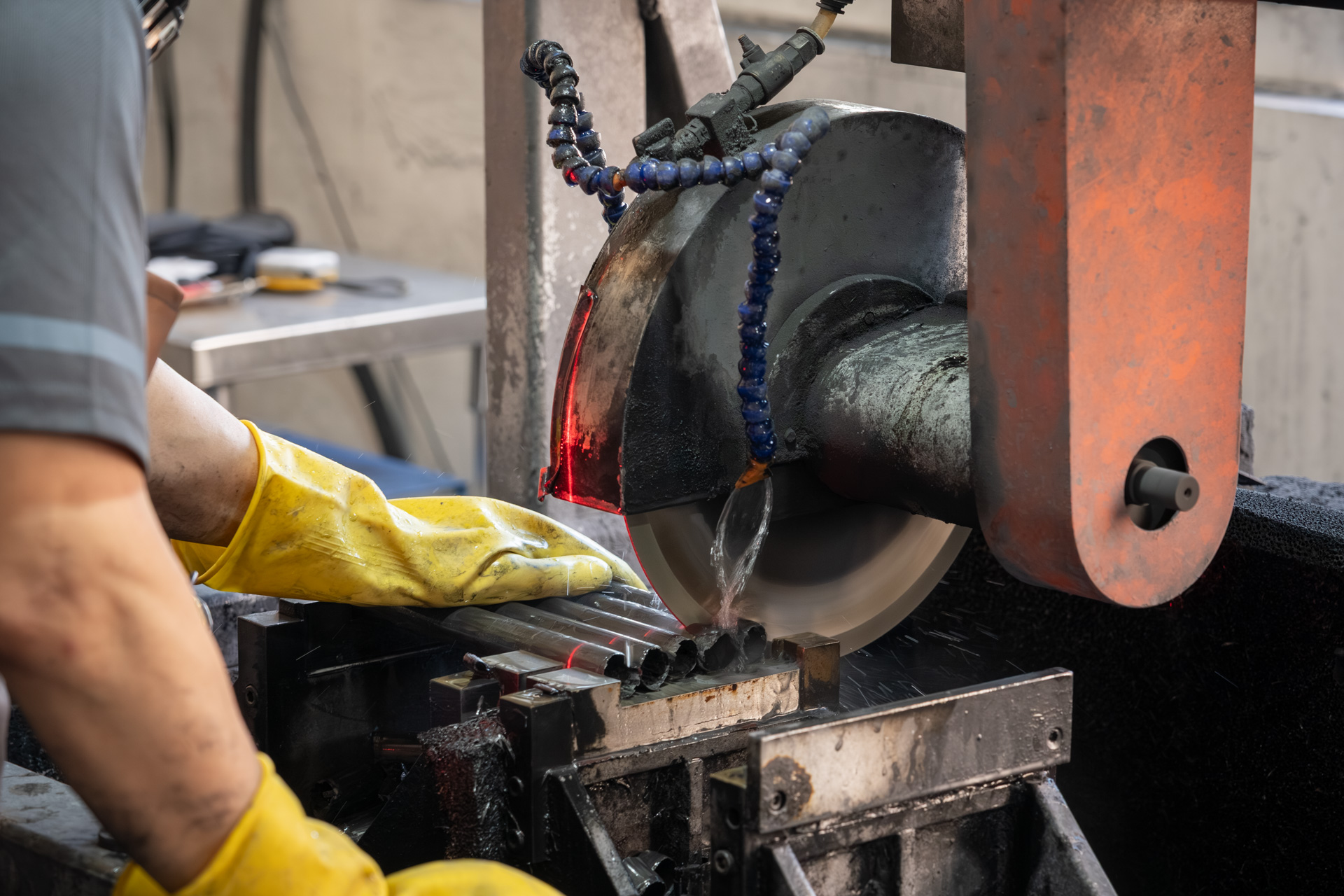 硬化したカーボンパイプは両端をカットする