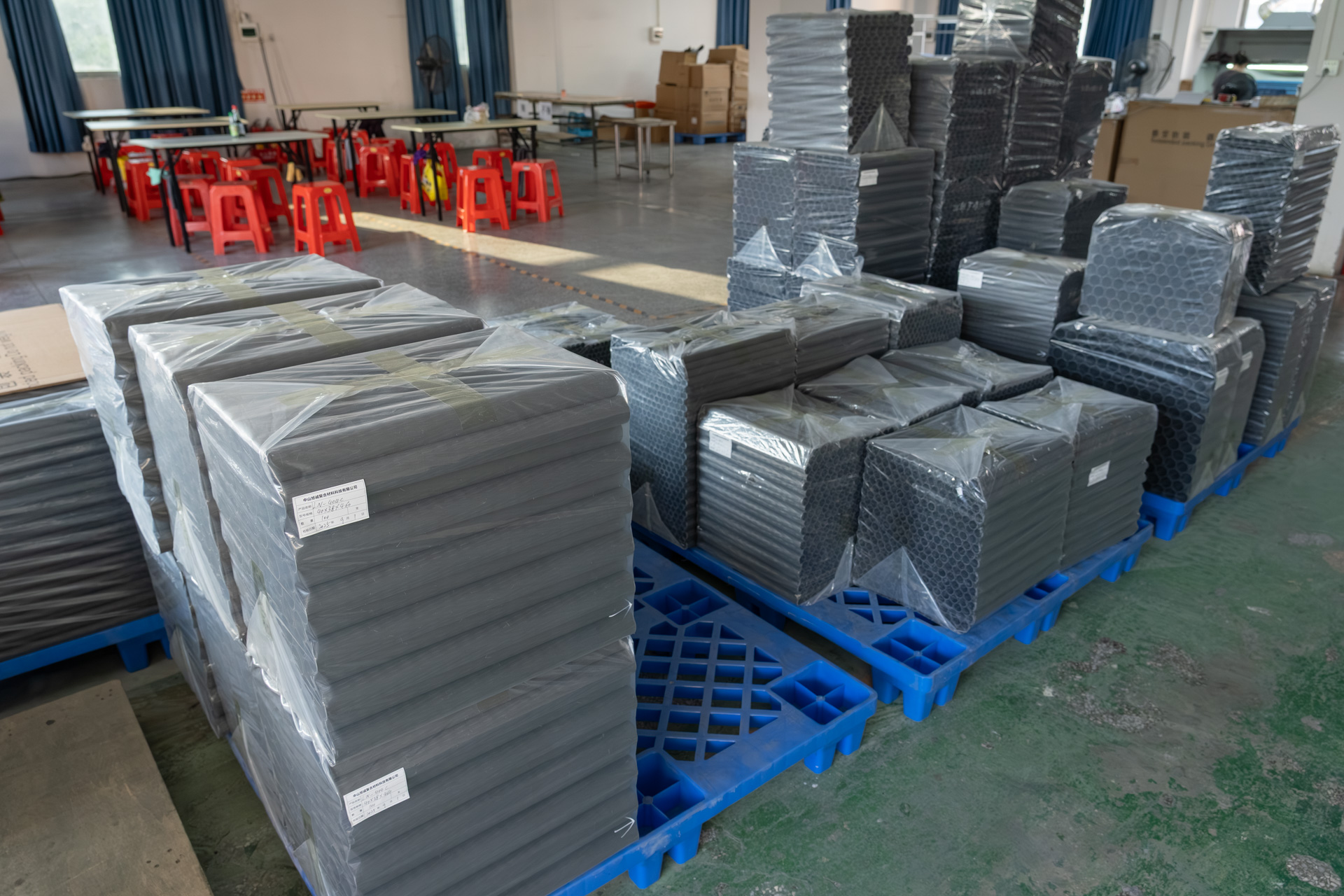 パイプは袋詰めされて組み立ての工程へ