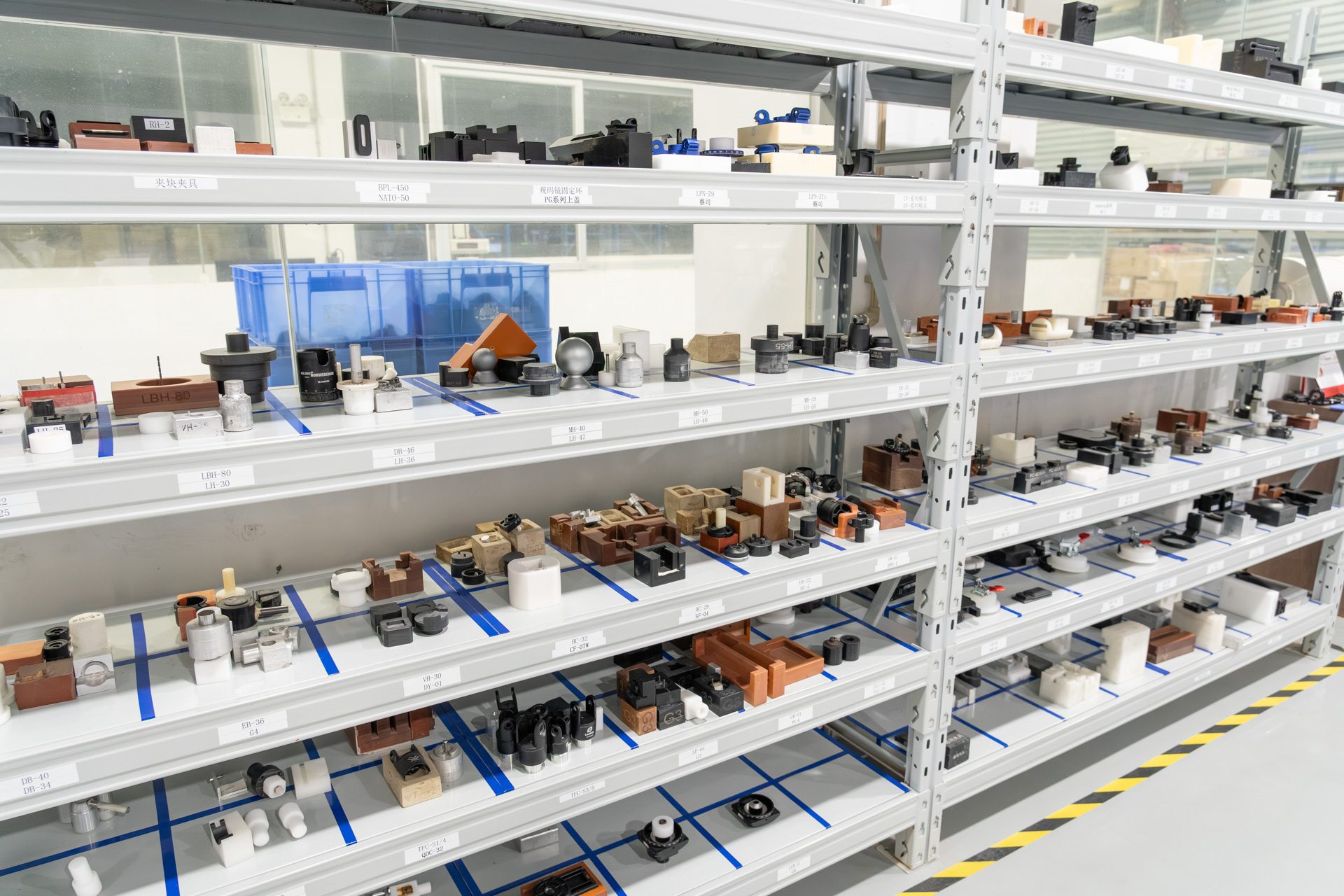 組み立てに使う治具も大量にあった