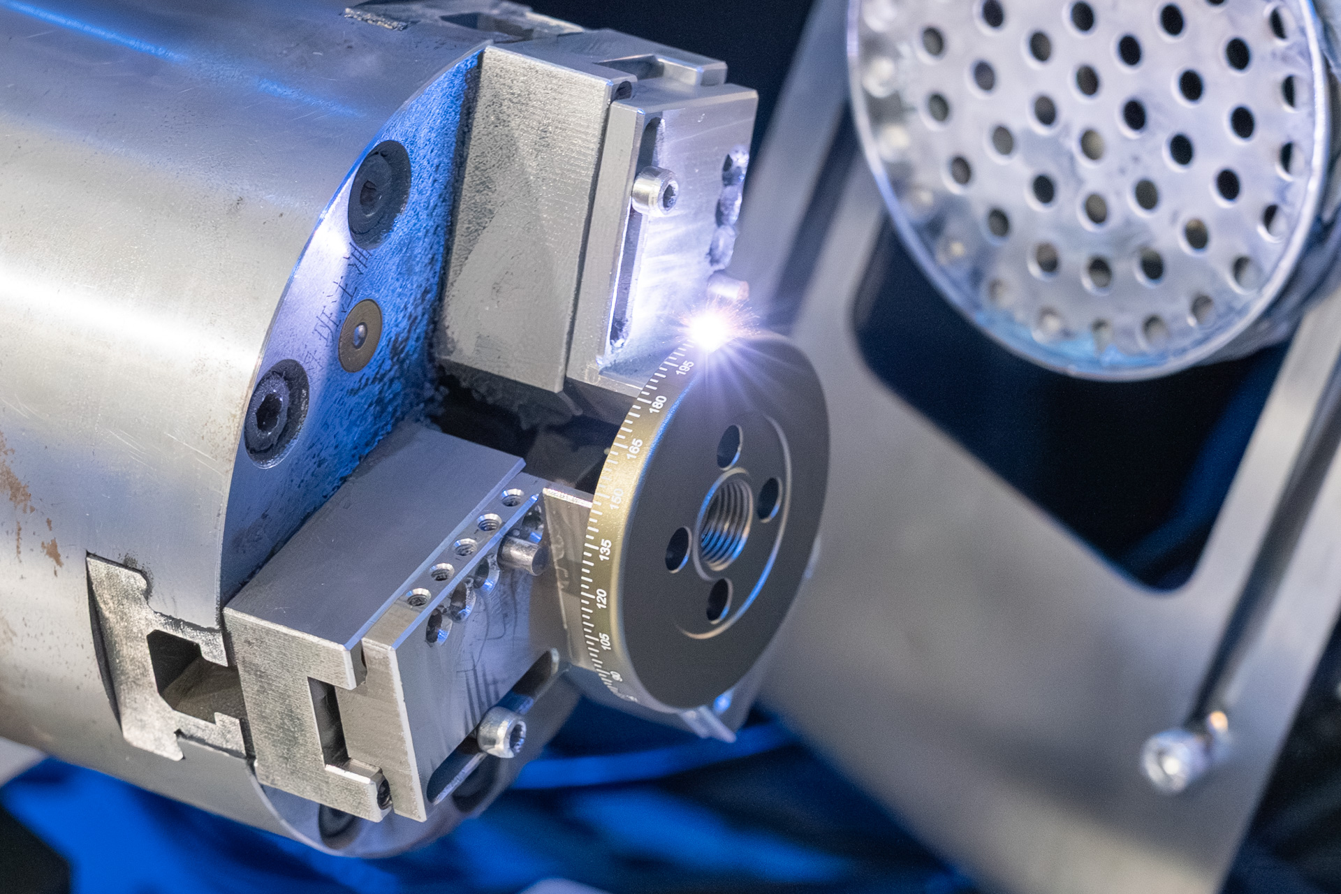 レーザーを照射しているところ