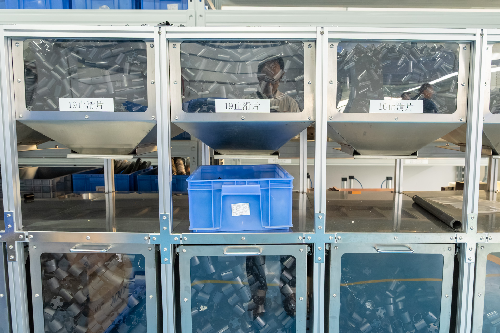 樹脂パーツはホッパ式のストレージで保管している