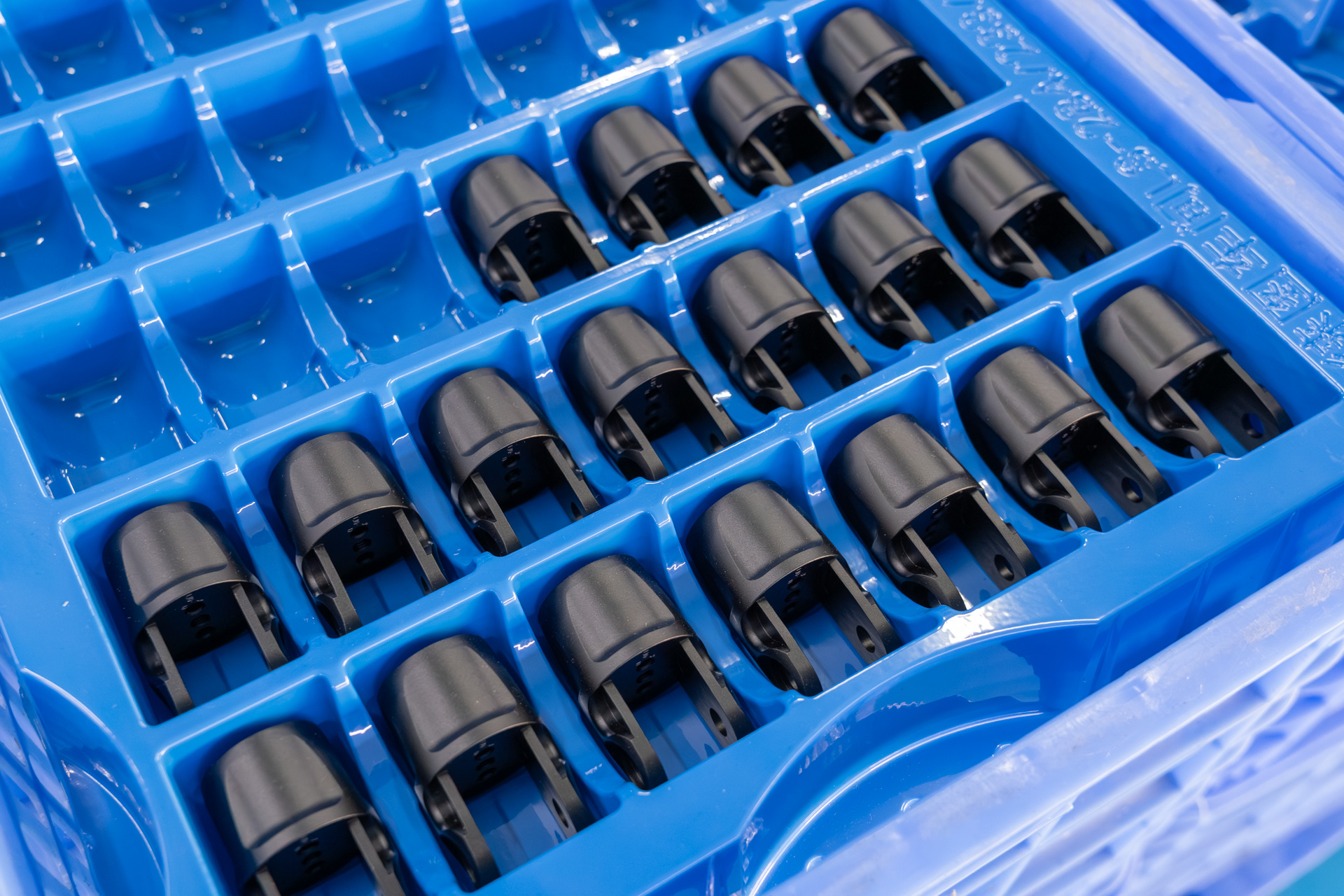 金属パーツは仕切りのあるトレイでストックする