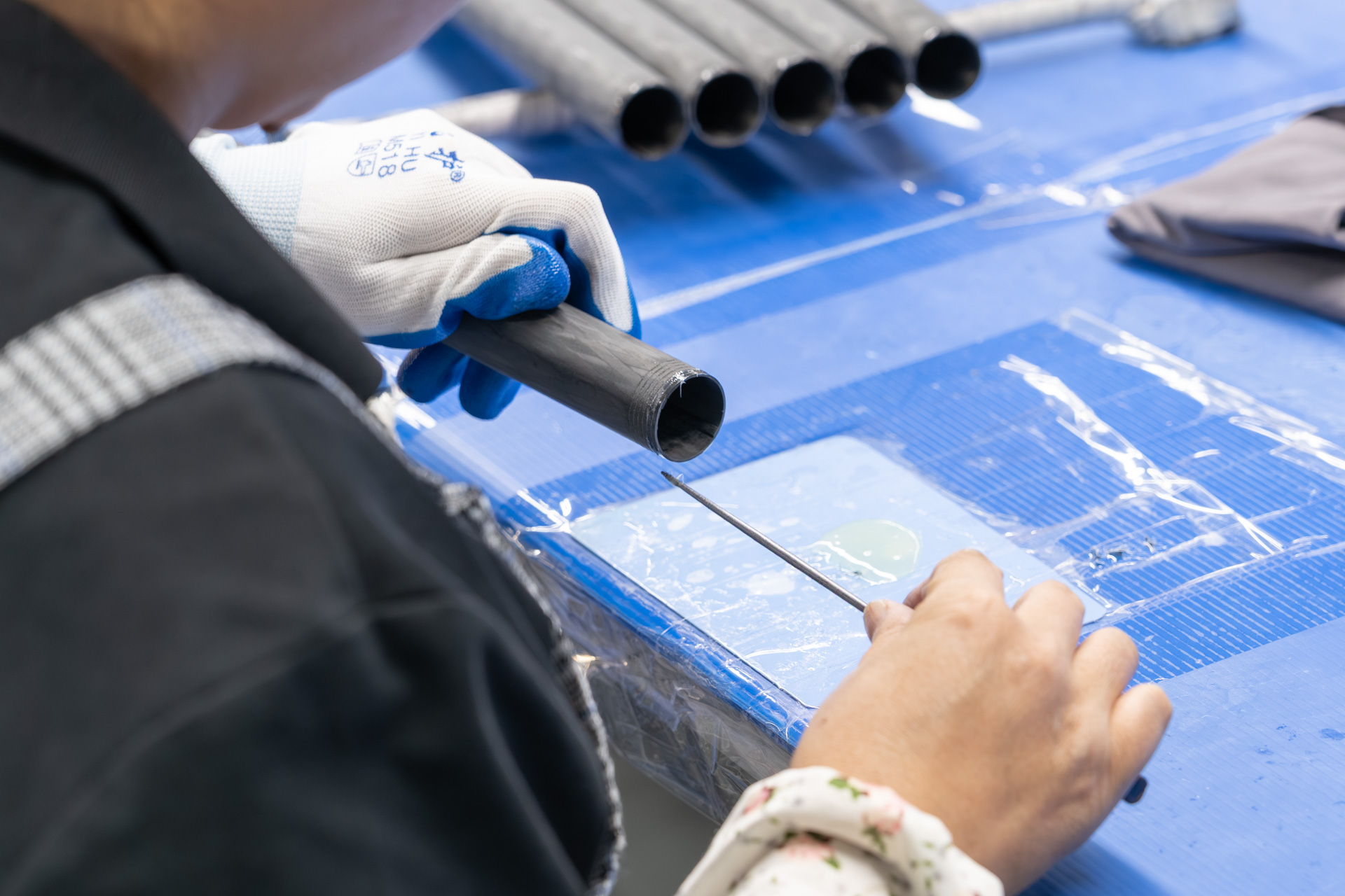 パイプに接着剤を塗布しているところ