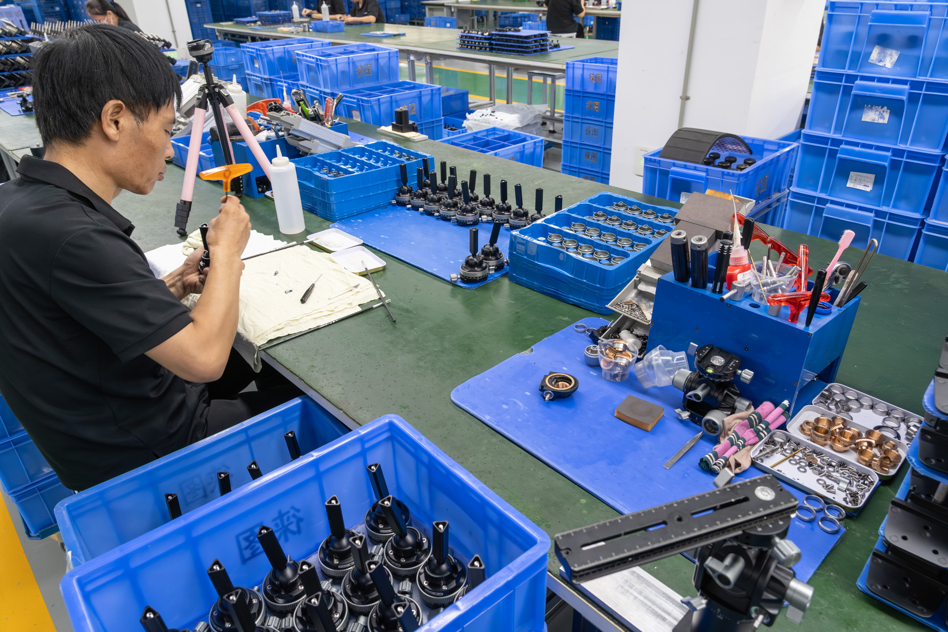 三脚パーツの組み立てが行われていた