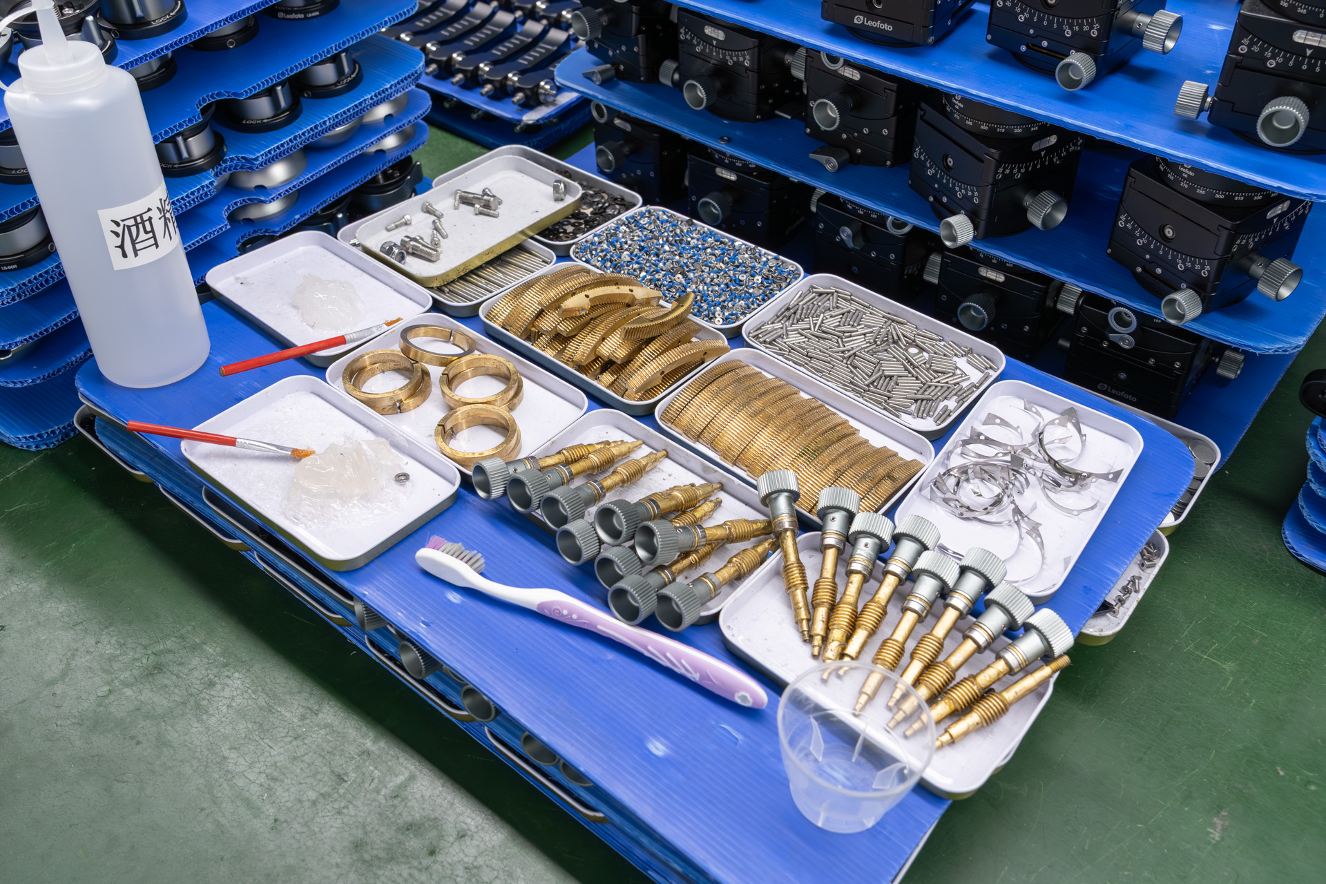 別のギア雲台のパーツにグリスを塗布しているところ