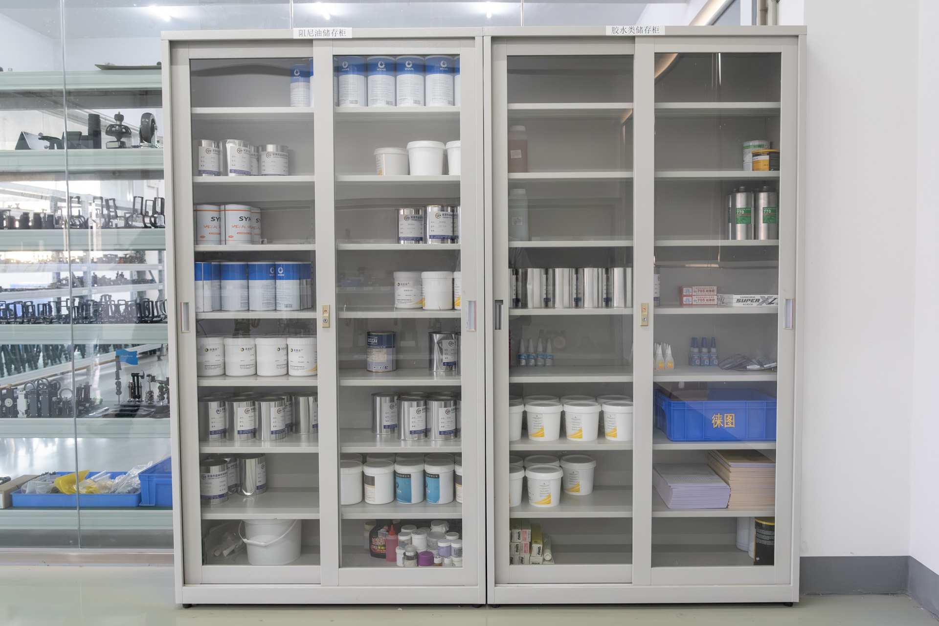 グリスや接着剤などは別のエリアに保管されている