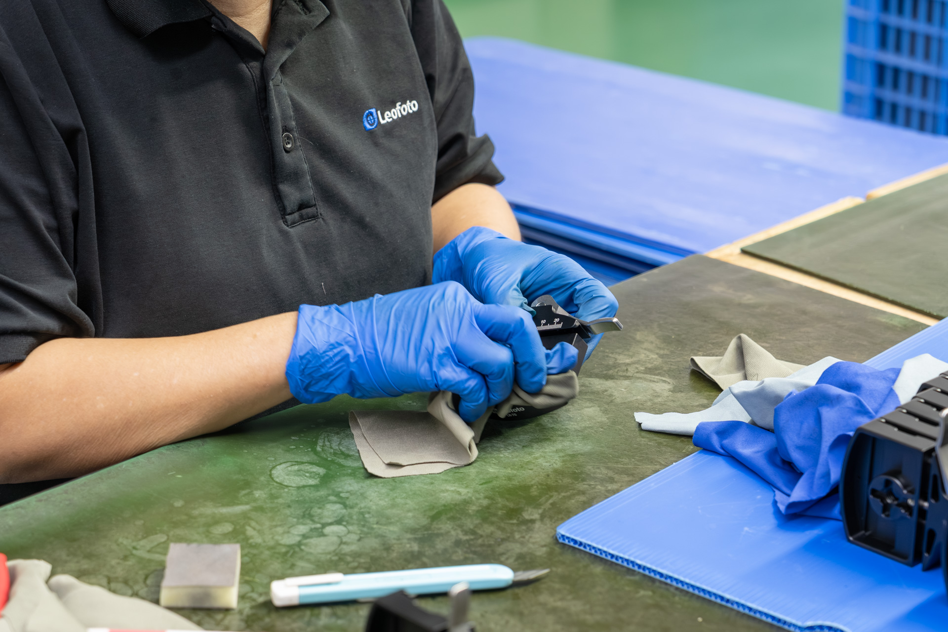 クイックシューなどの部品も1つずつ拭いてきれいにする