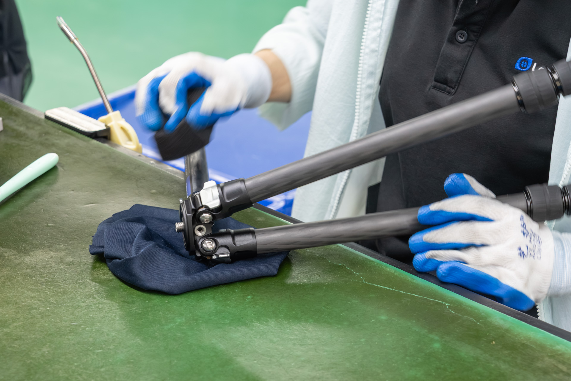 完成した三脚もすべてクリーニングされる