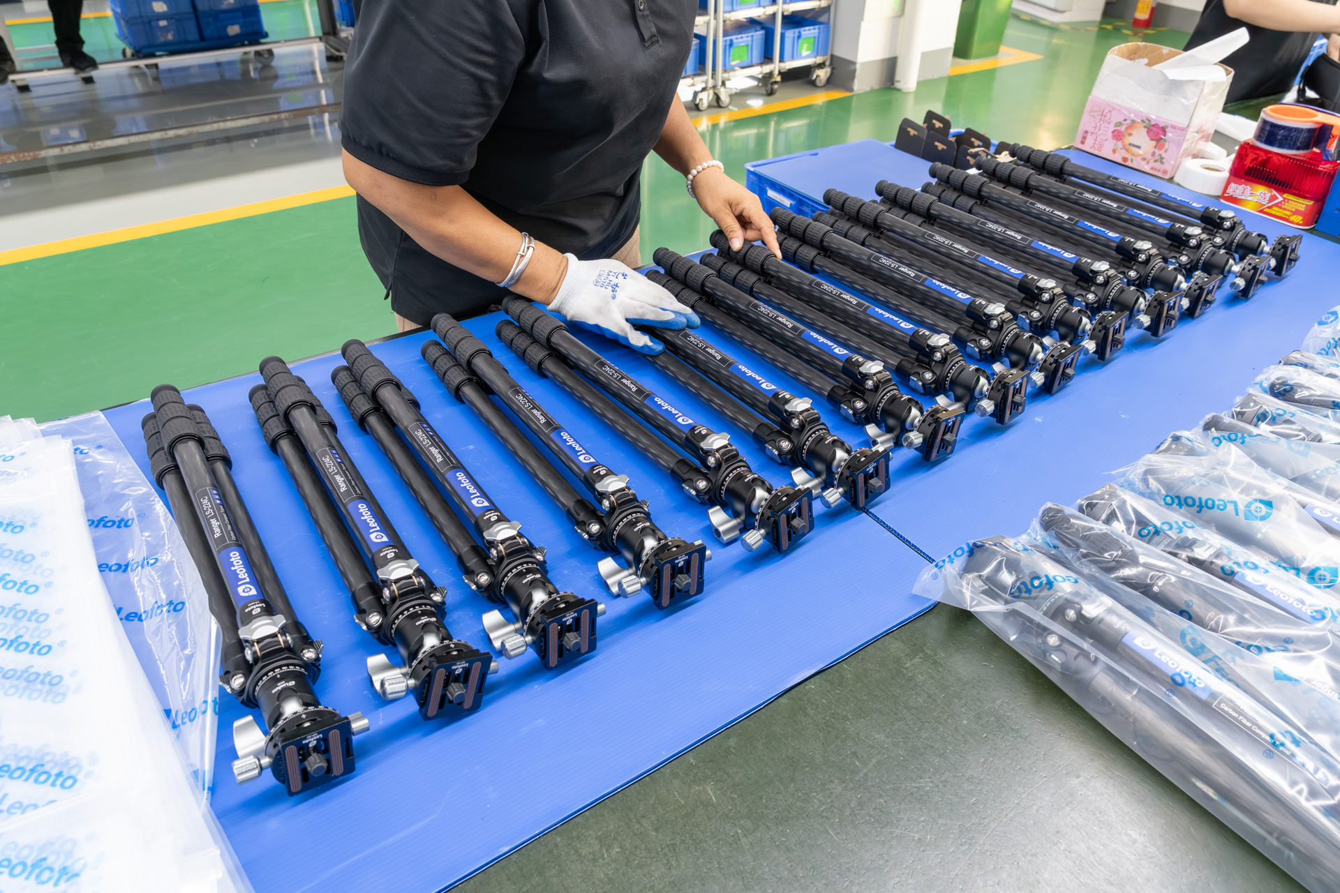 シールを貼り付けて最終的なチェックが行われる