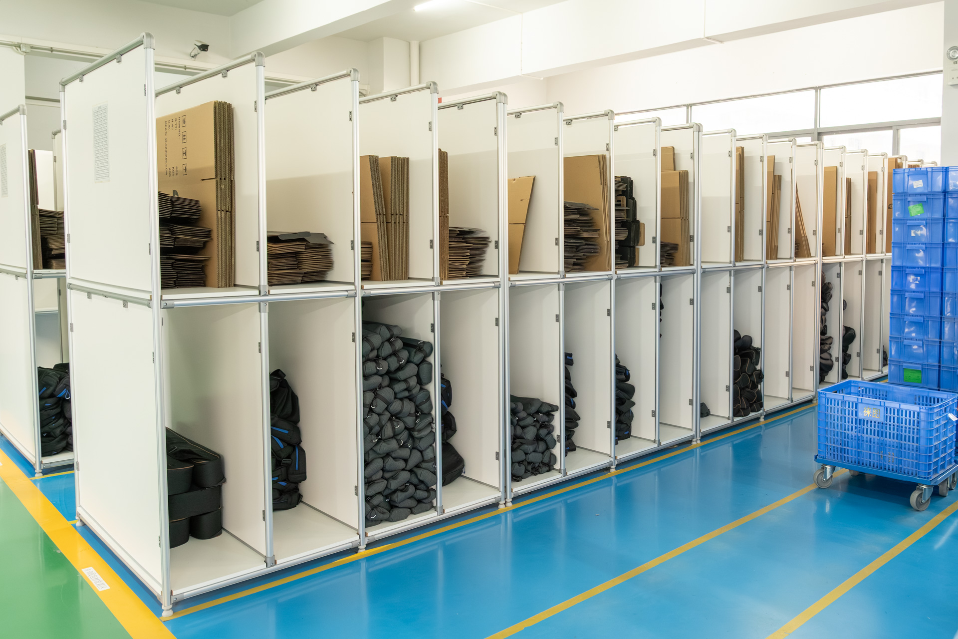 付属する三脚のバッグや梱包資材も整然とストックされていた