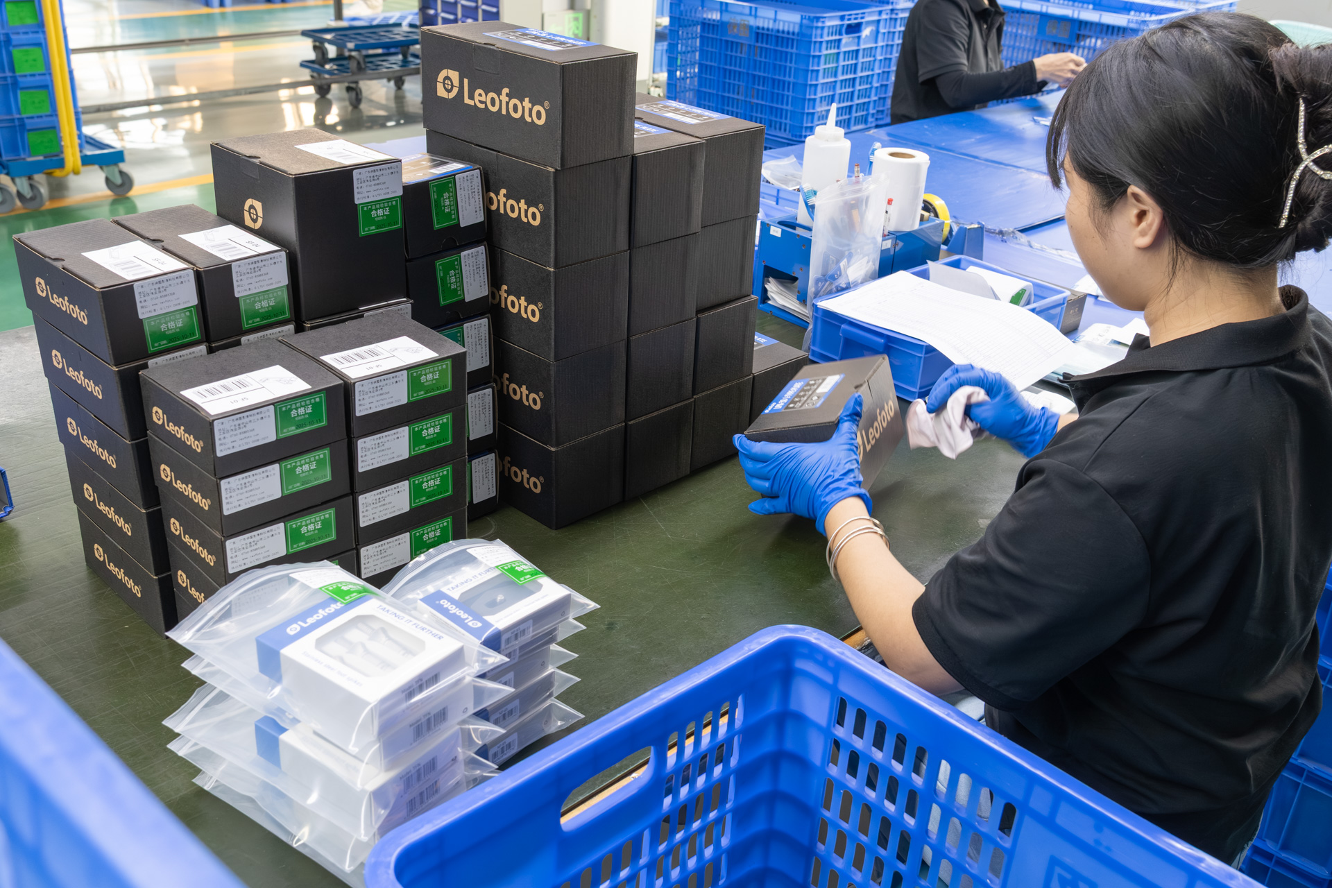 アクセサリーの梱包。箱も拭いてクリーニングしていた