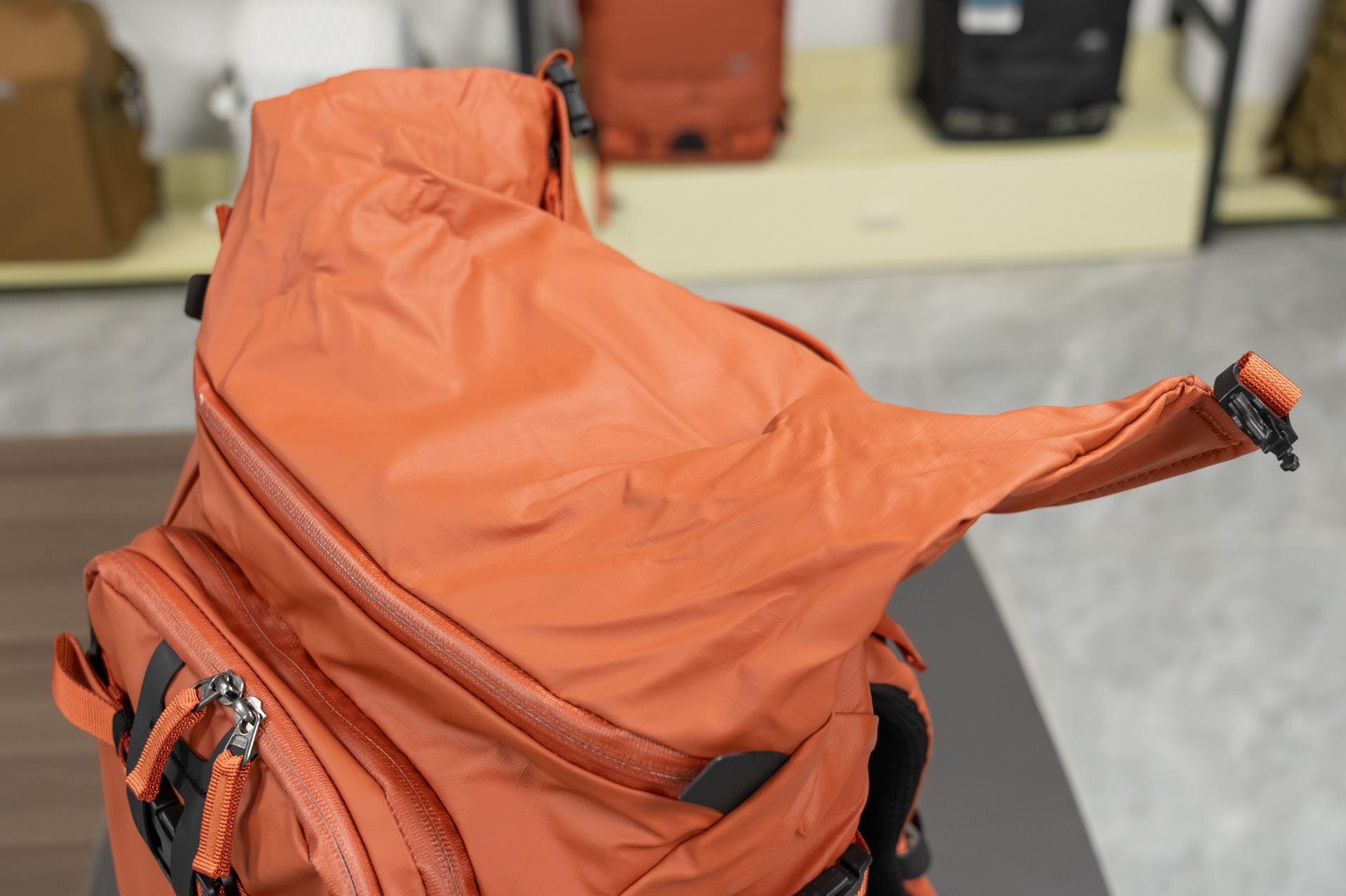 ロールトップ型は巻き方で容量を変えられる