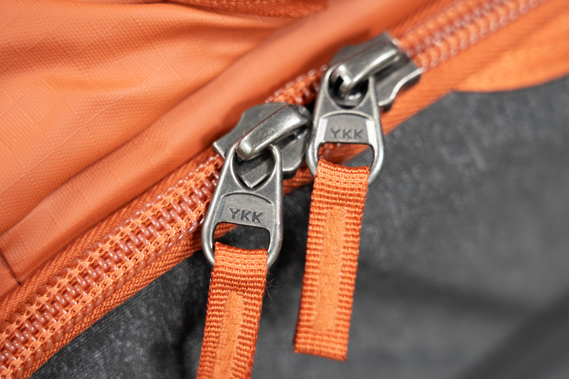ファスナーはYKK製