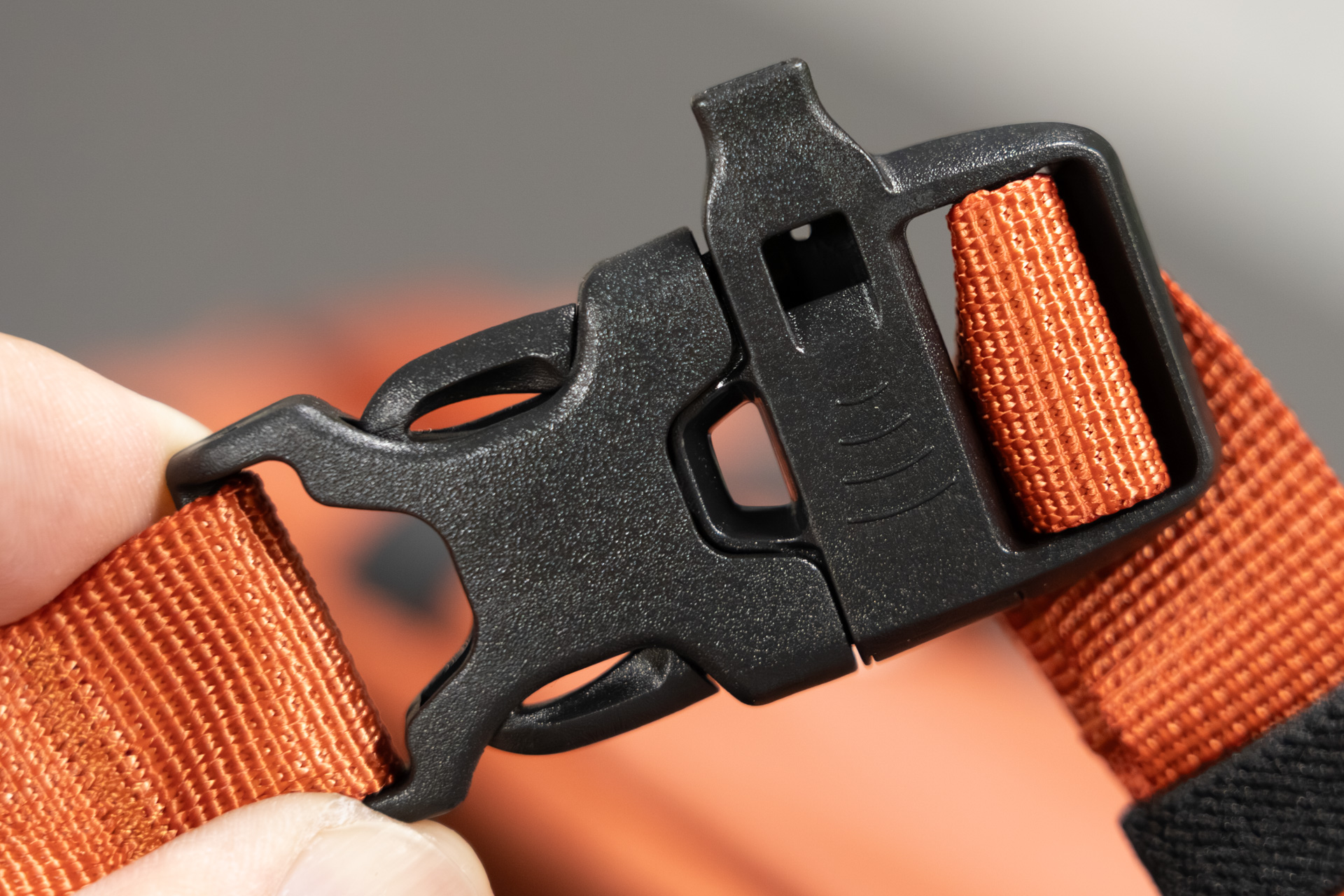 バックルにはホイッスルも付いている