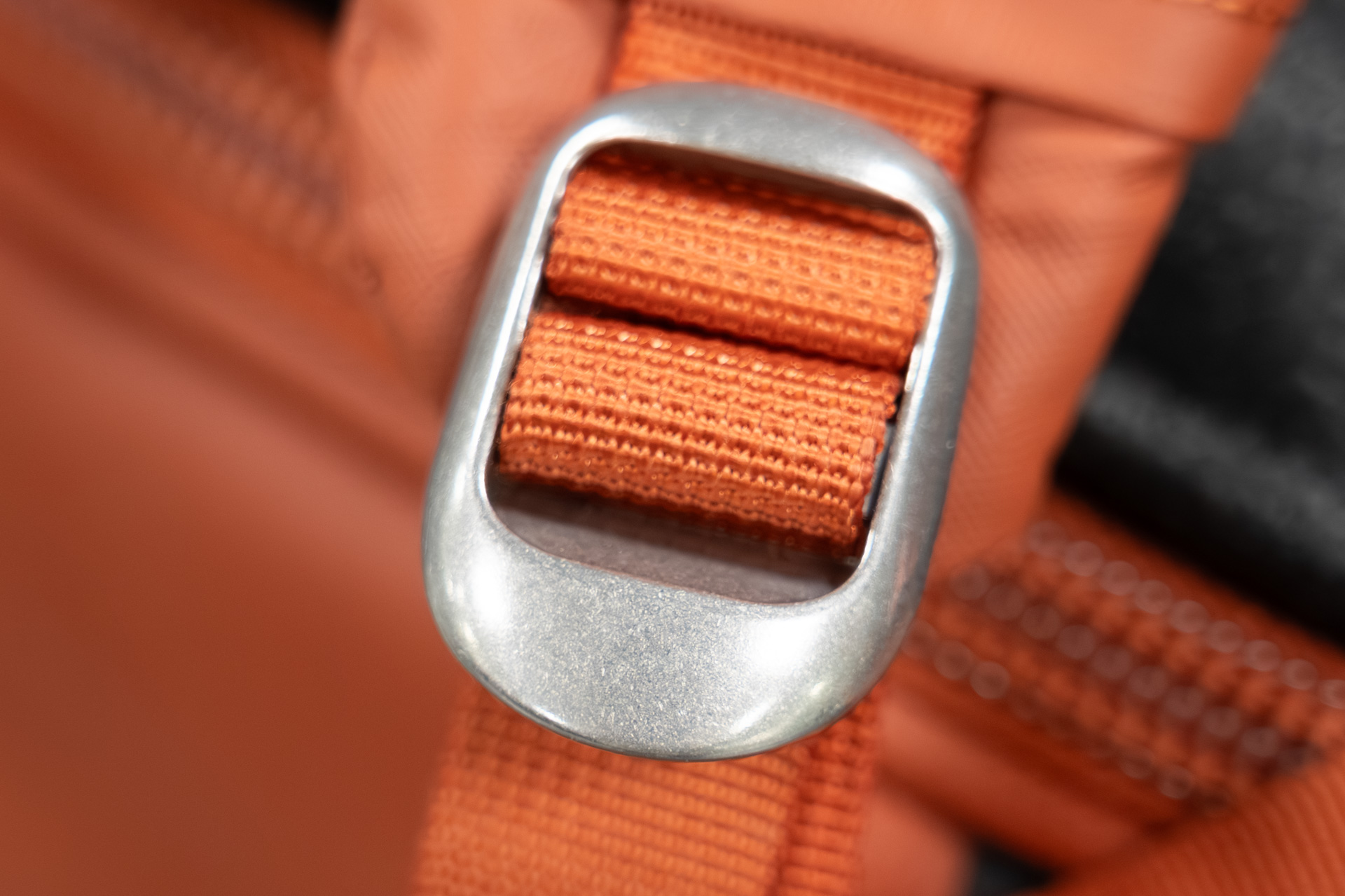 金属のバックルも使われている