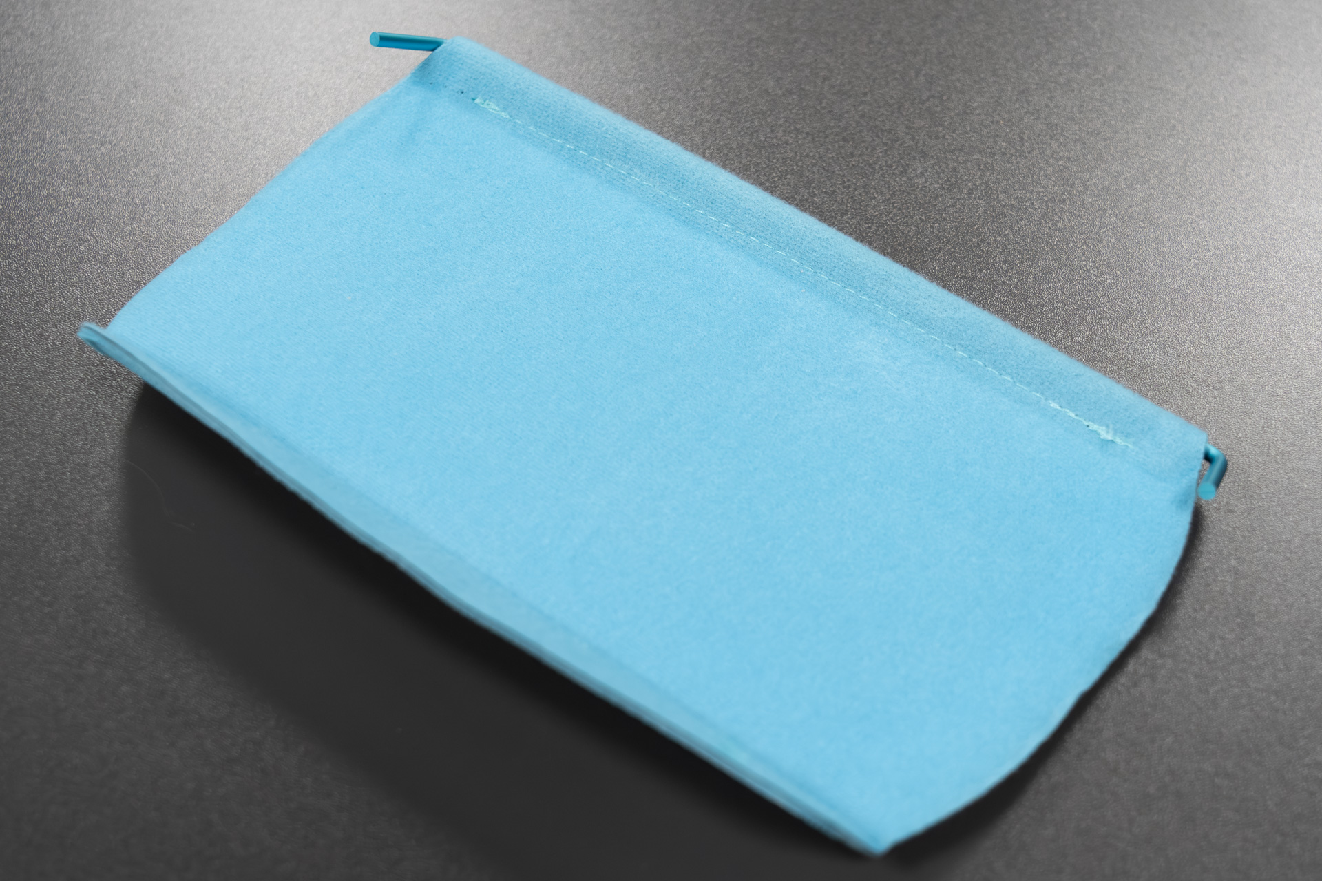 アルミの棒が付いた仕切りが付属する