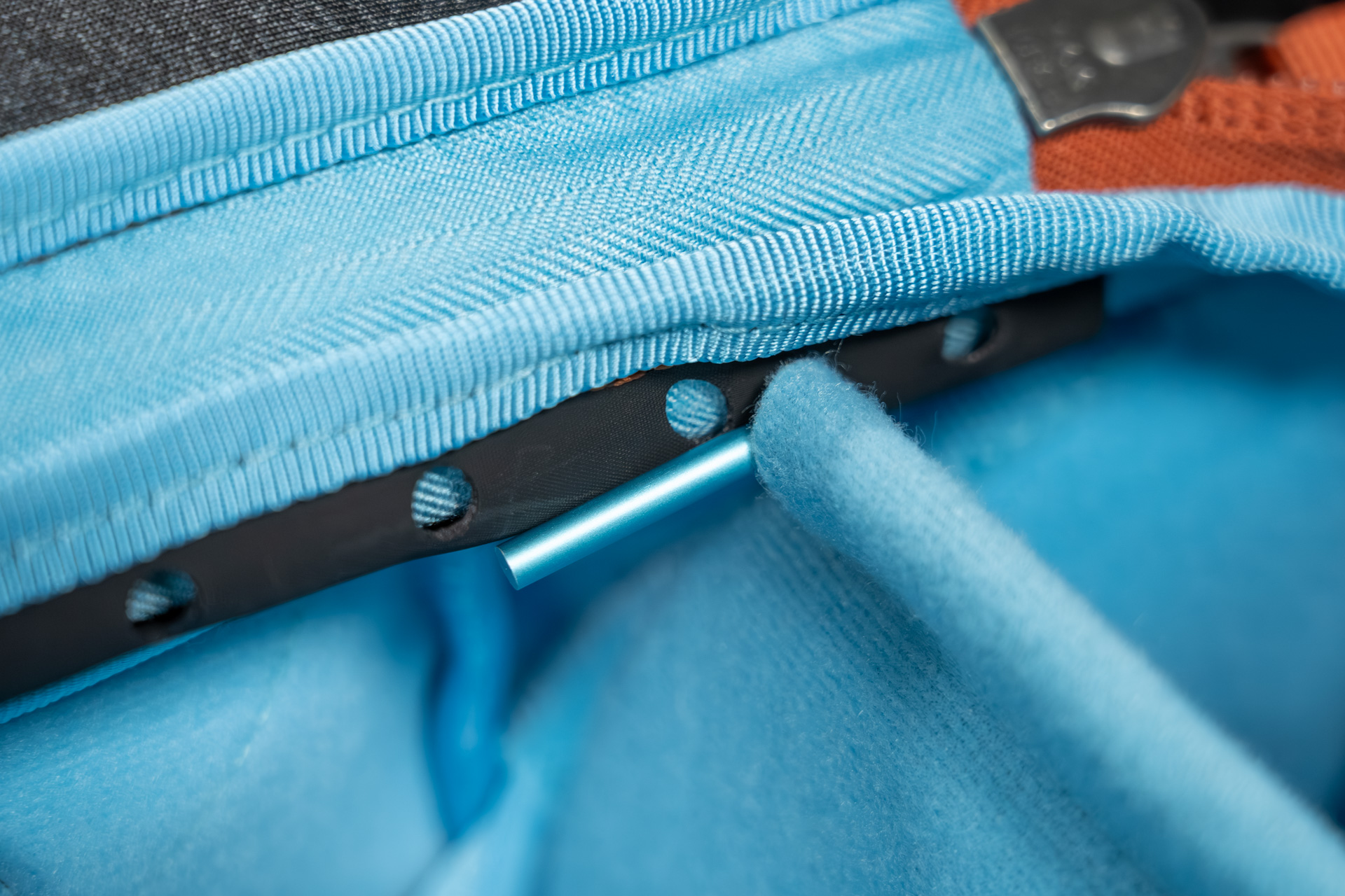 このように棒を穴に差し込むことでしっかり固定される