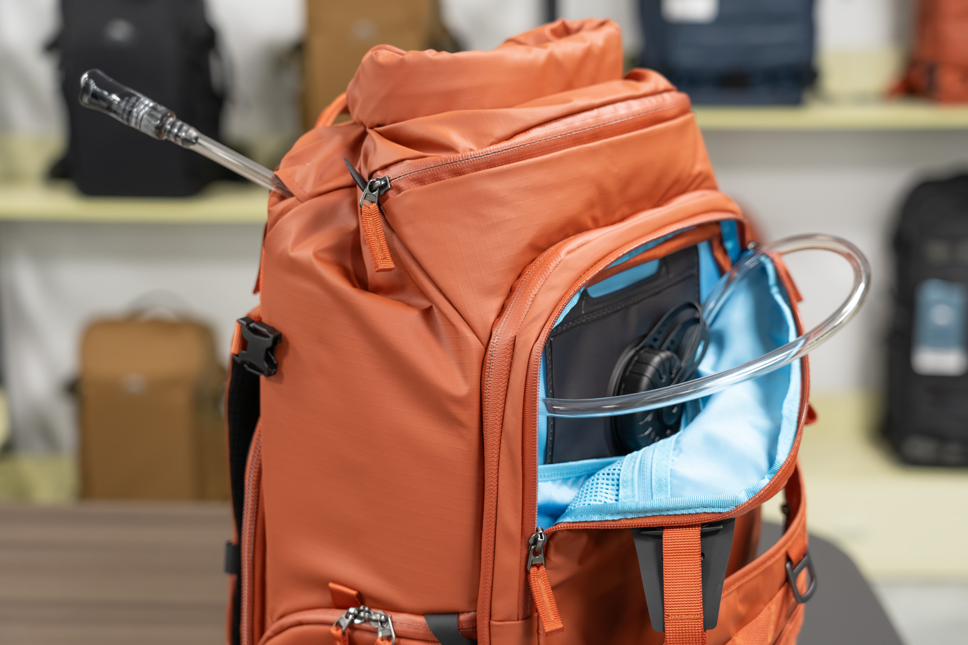 飲料水のパックを入れられるシステムも採用