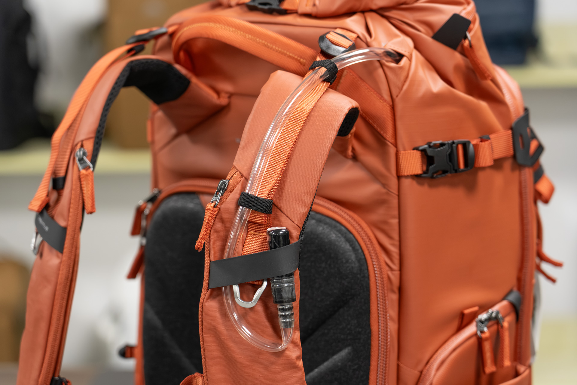 飲み口のチューブはこのように固定できる