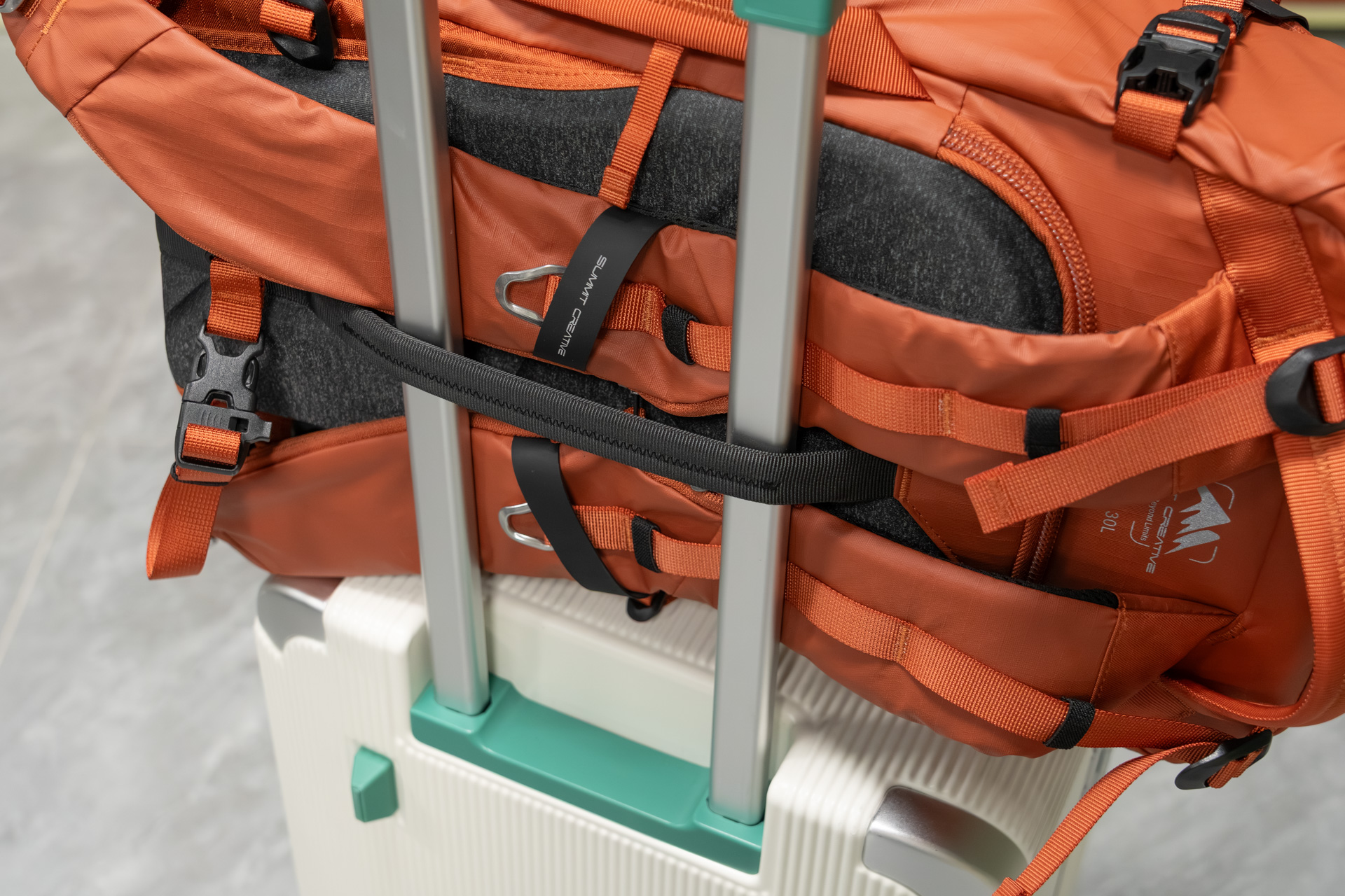 スーツケースなどに付けるためのベルトも装備