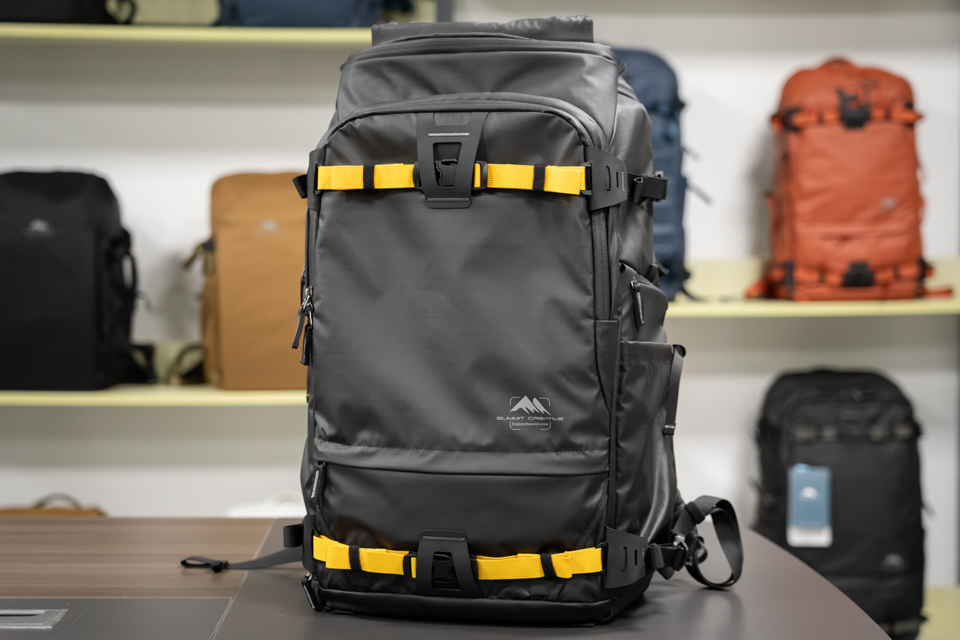 カメラメーカーのイメージカラーに合わせて付け替えるユーザーもいるという