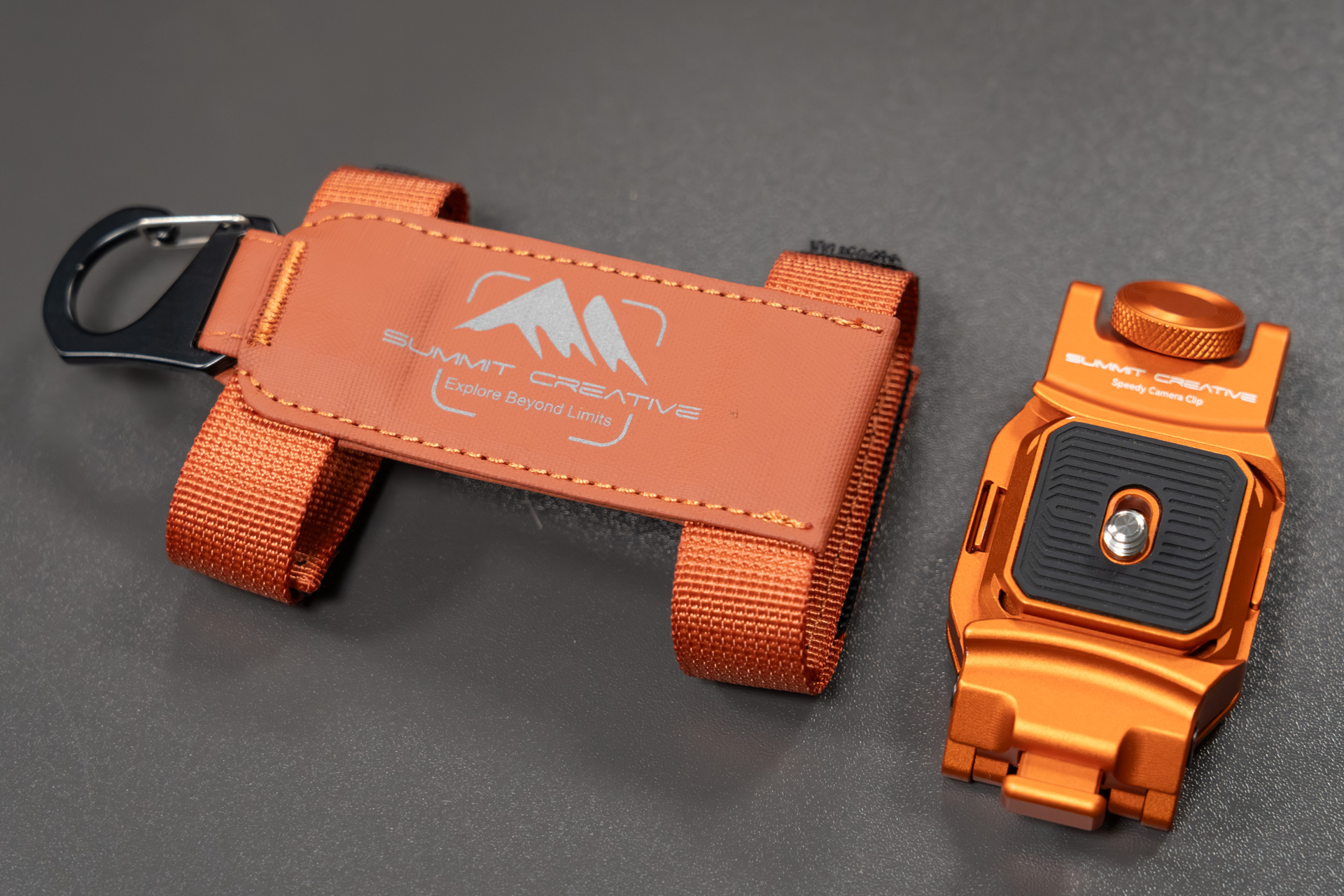 面白いオプションとしてはカメラクリップ（右）を快適に携行できるストラップ（左）もある