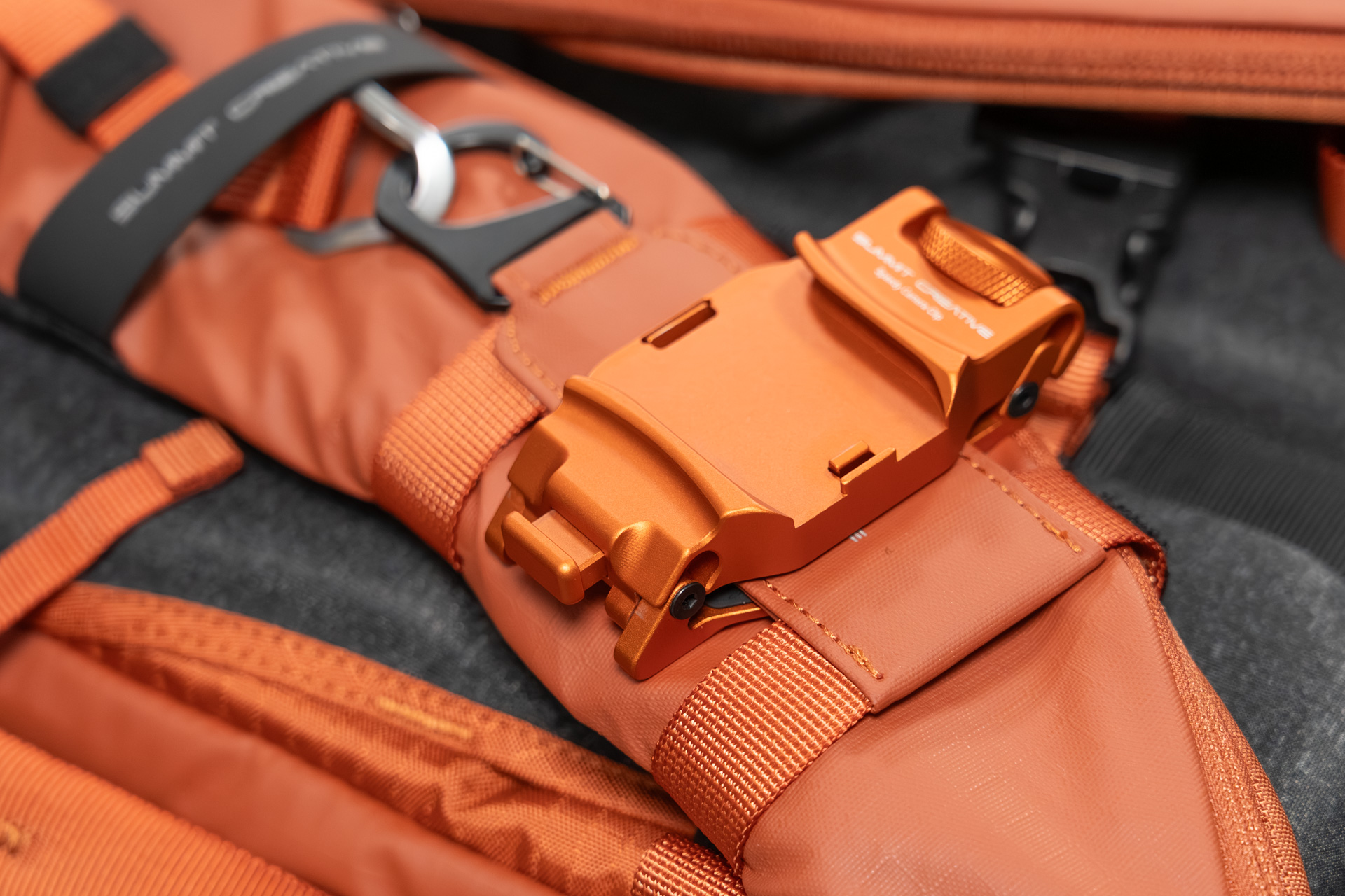 バックパックのストラップに安定してカメラを取り付けられる。中に金属の板が入っており食い込むことも無いという