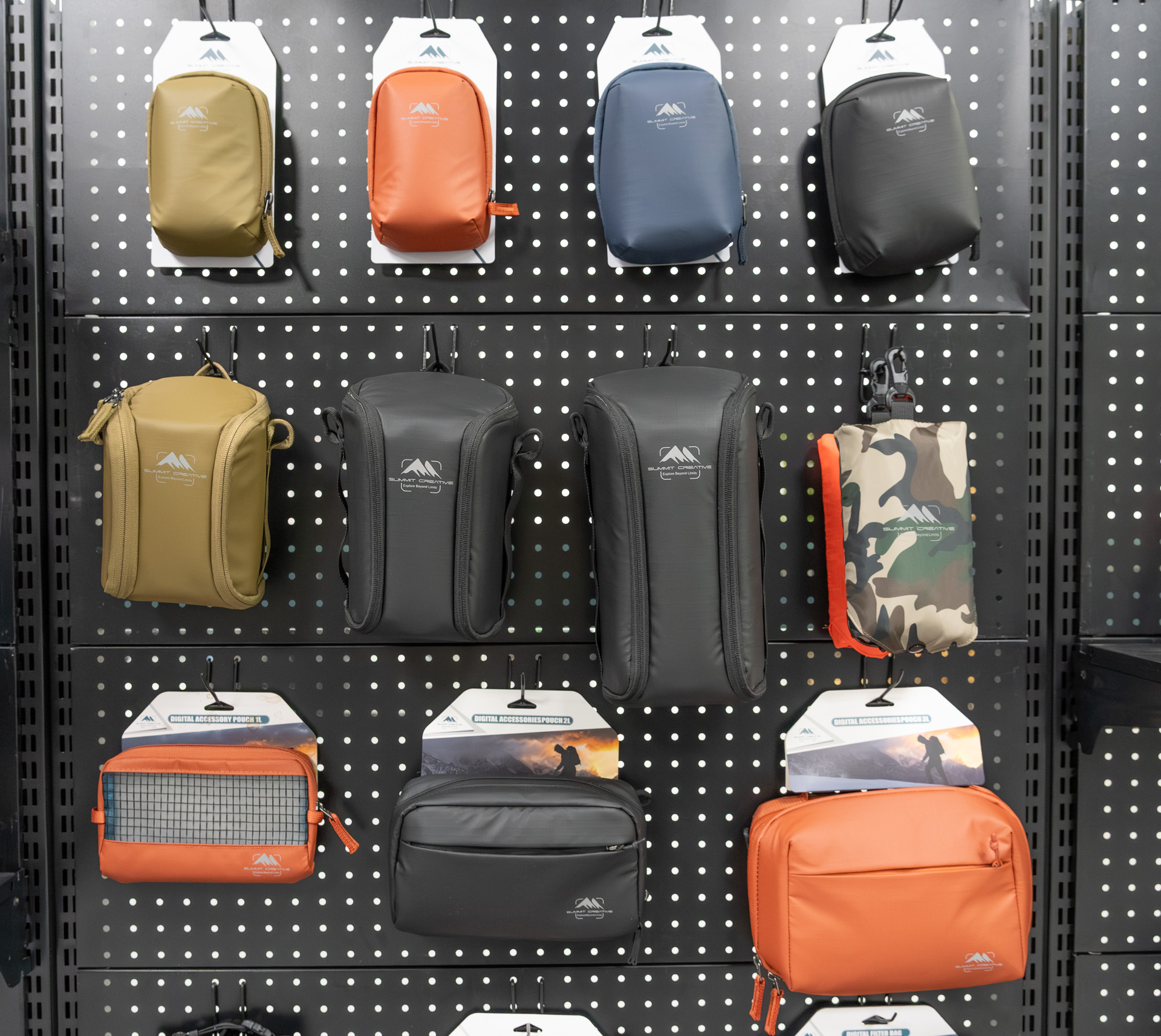 小型のバッグやポーチなども揃えている