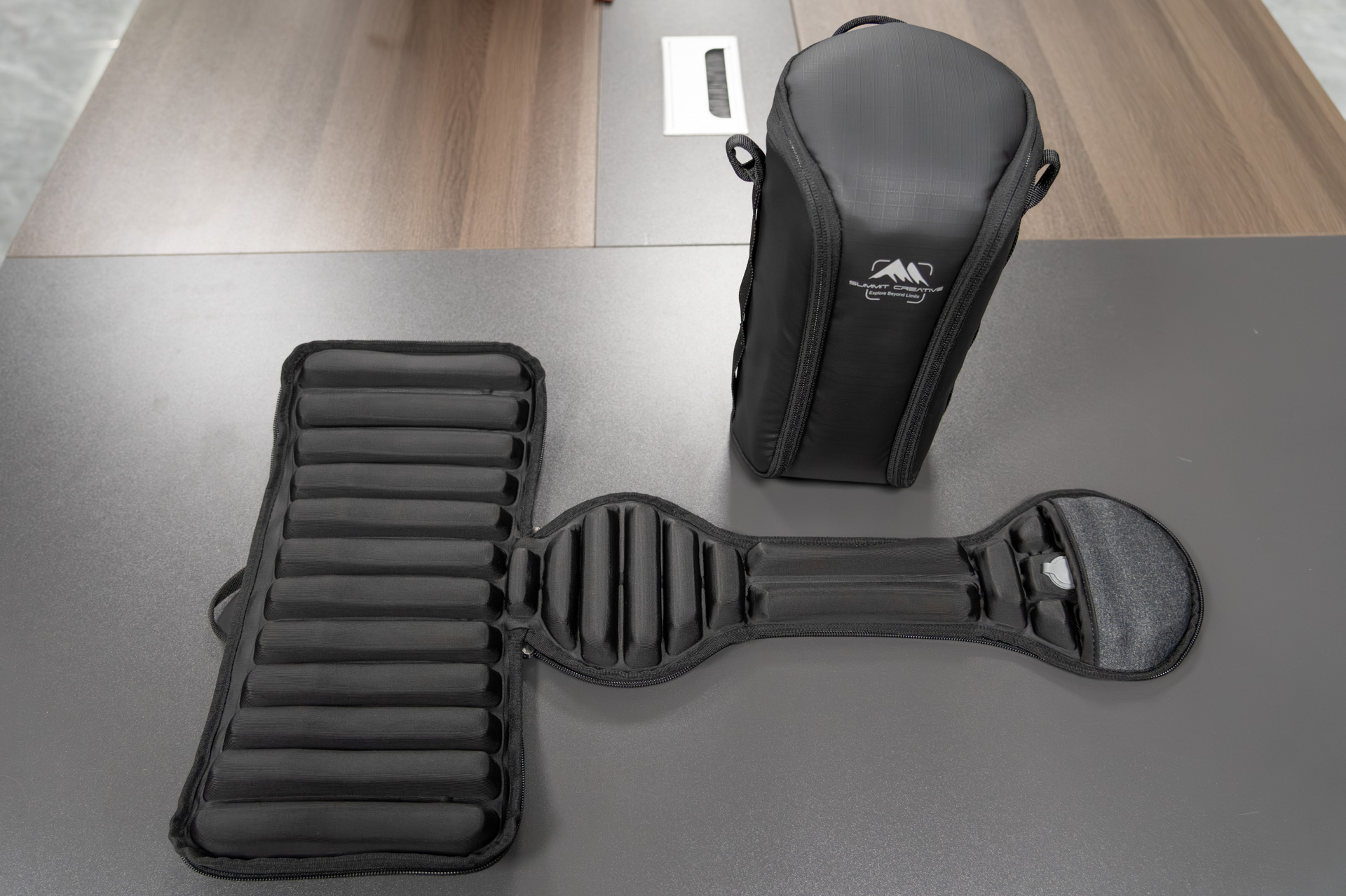 空気を入れてクッションになるレンズケースもある。開くと座布団のようにも使えるとのこと