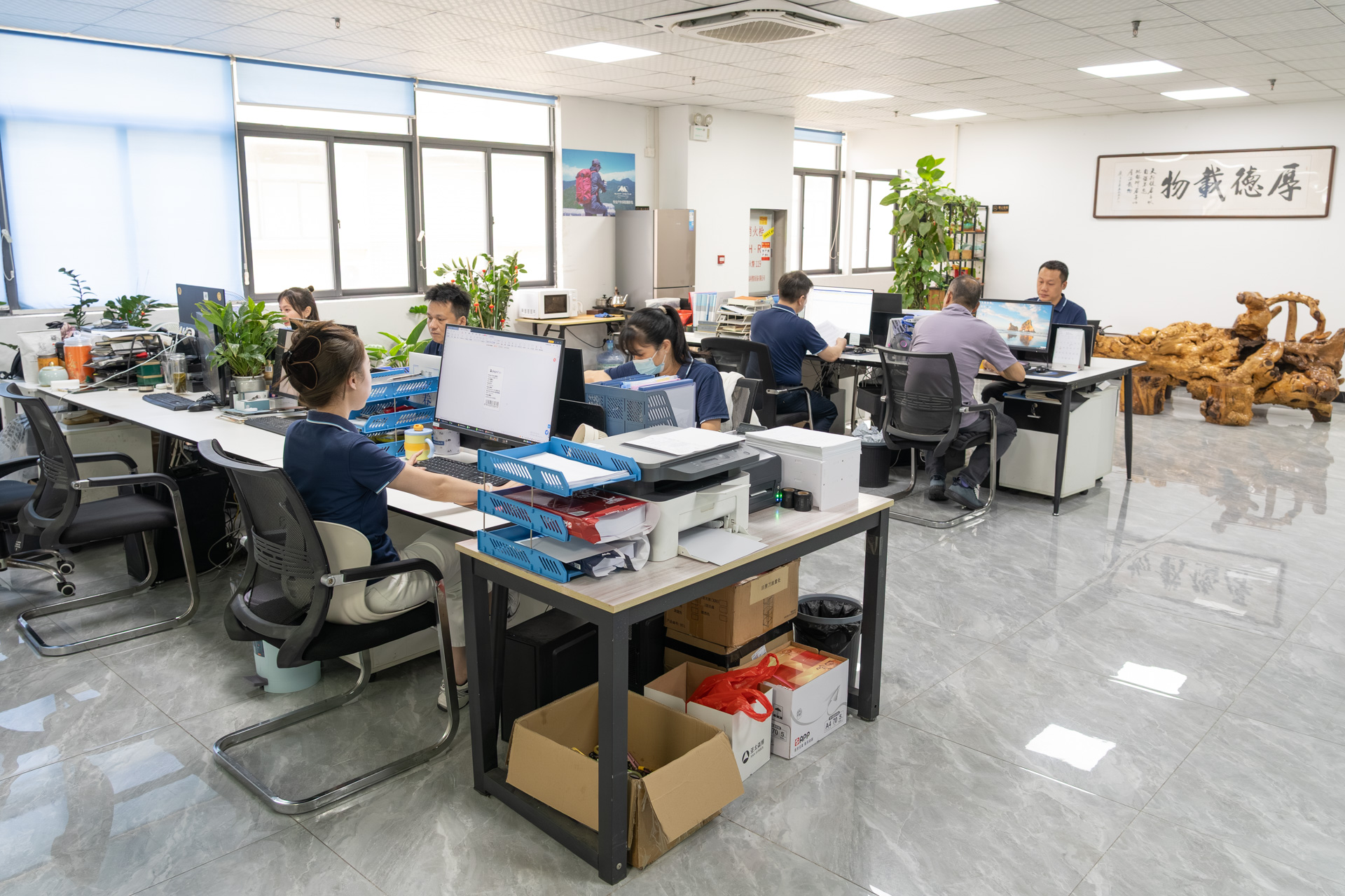 本社のオフィスフロア