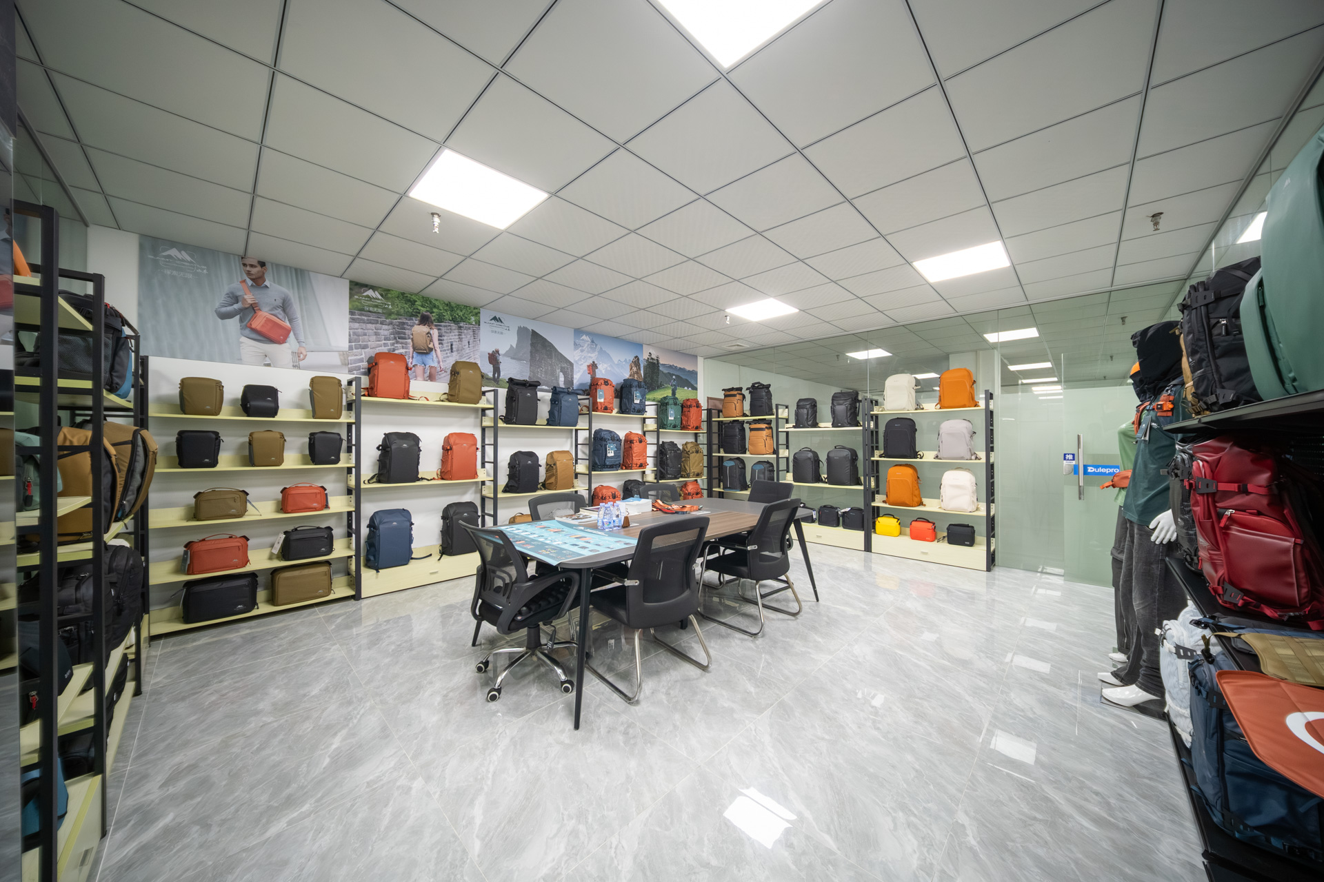 併設のショールームにはカラフルなバッグが並ぶ