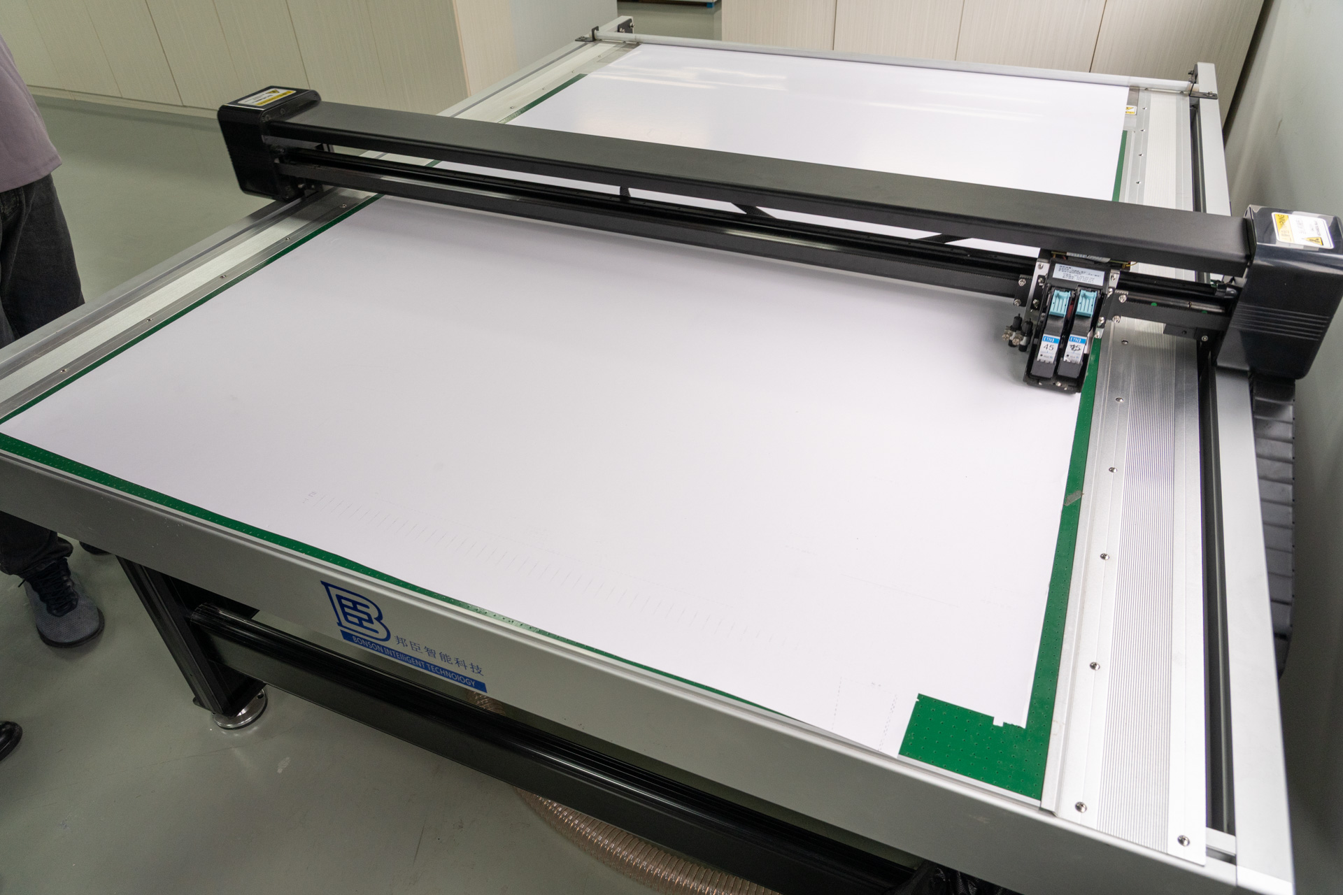 型紙をカットする装置