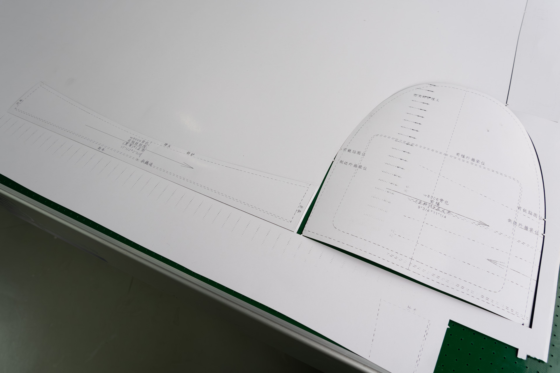 図面のデータに基づいて型紙ができあがる