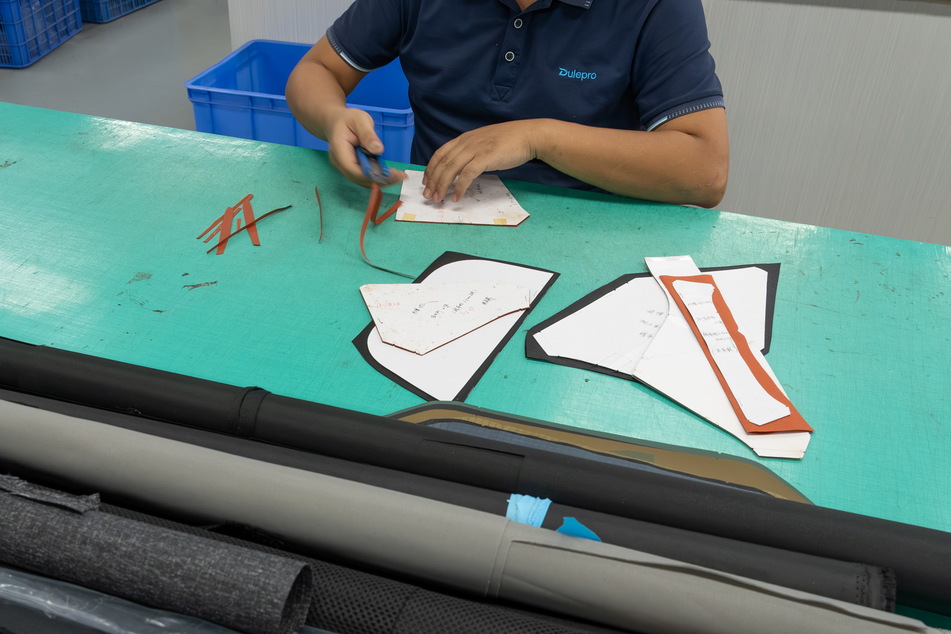 型紙に合わせて生地をカットするところ