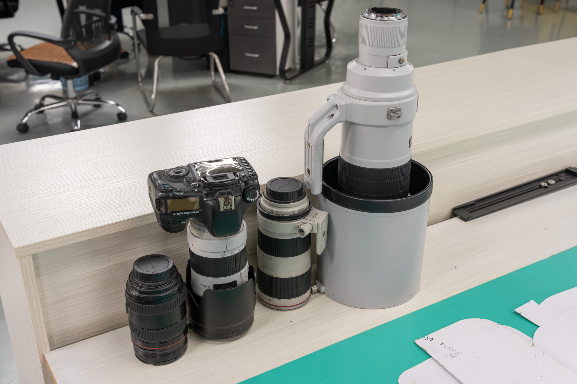サイズ確認のためのカメラ機材が並んでいた