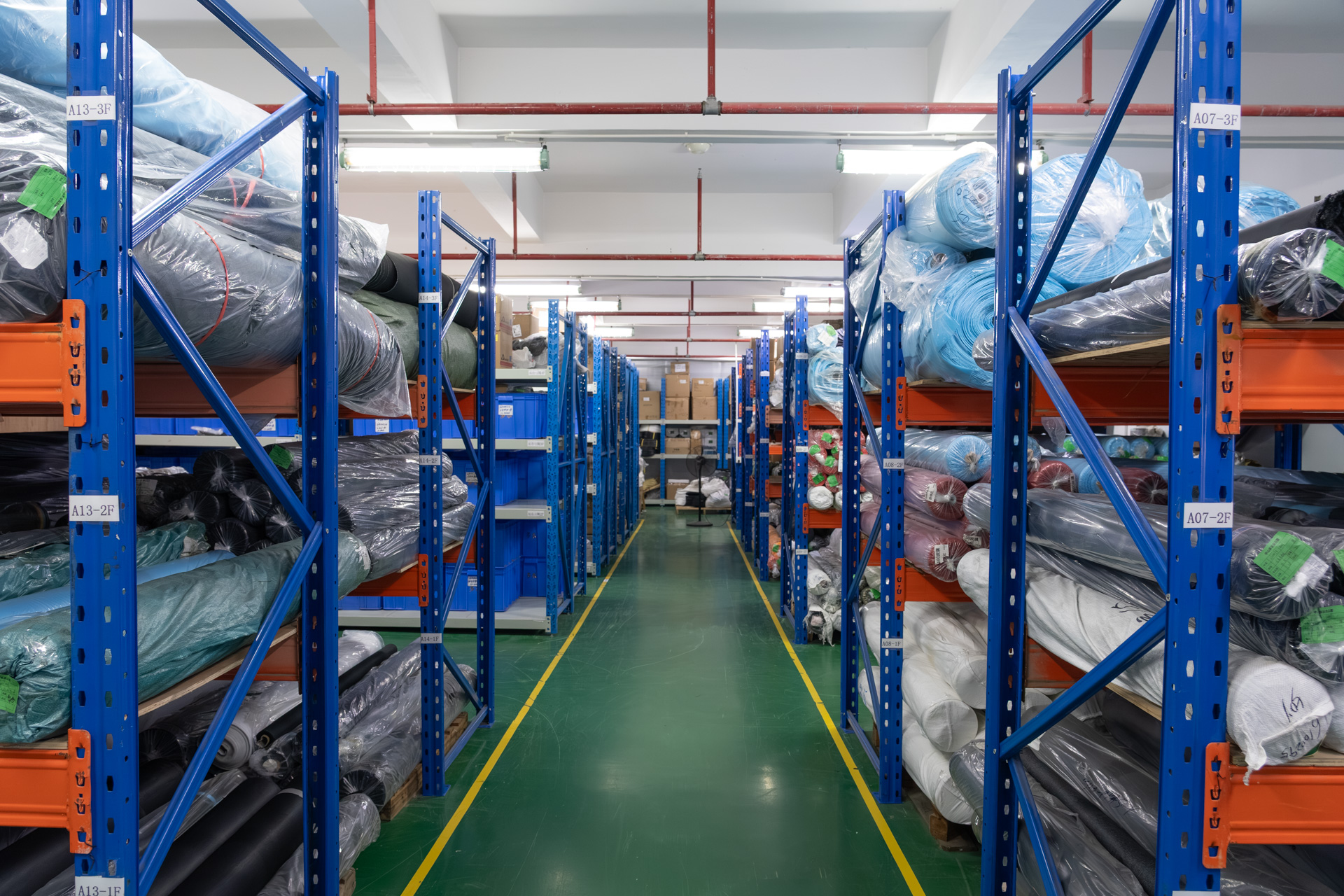 大量の生地が並ぶ倉庫