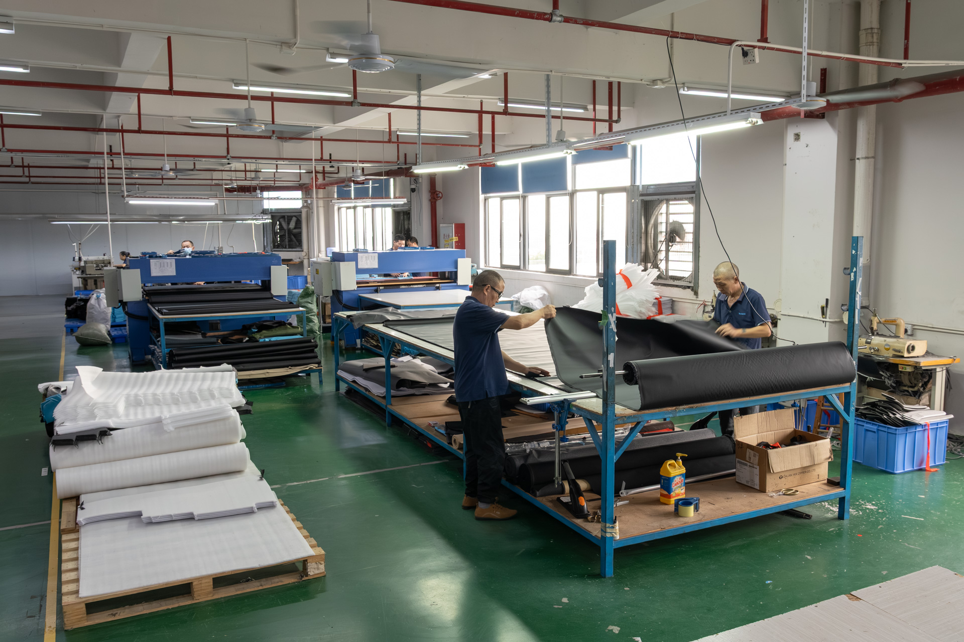 生地の裁断を行うフロア