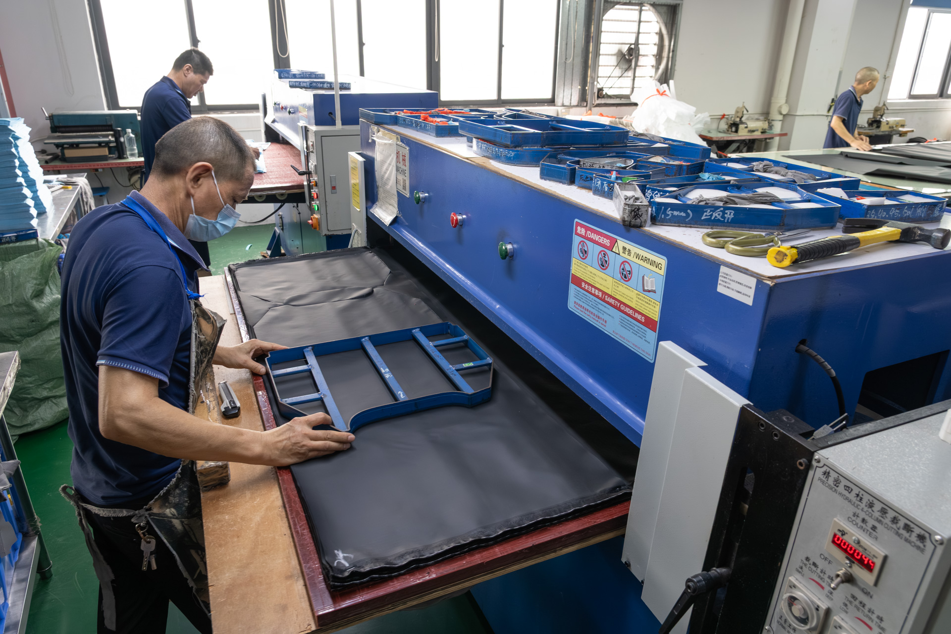 生地のカット工程