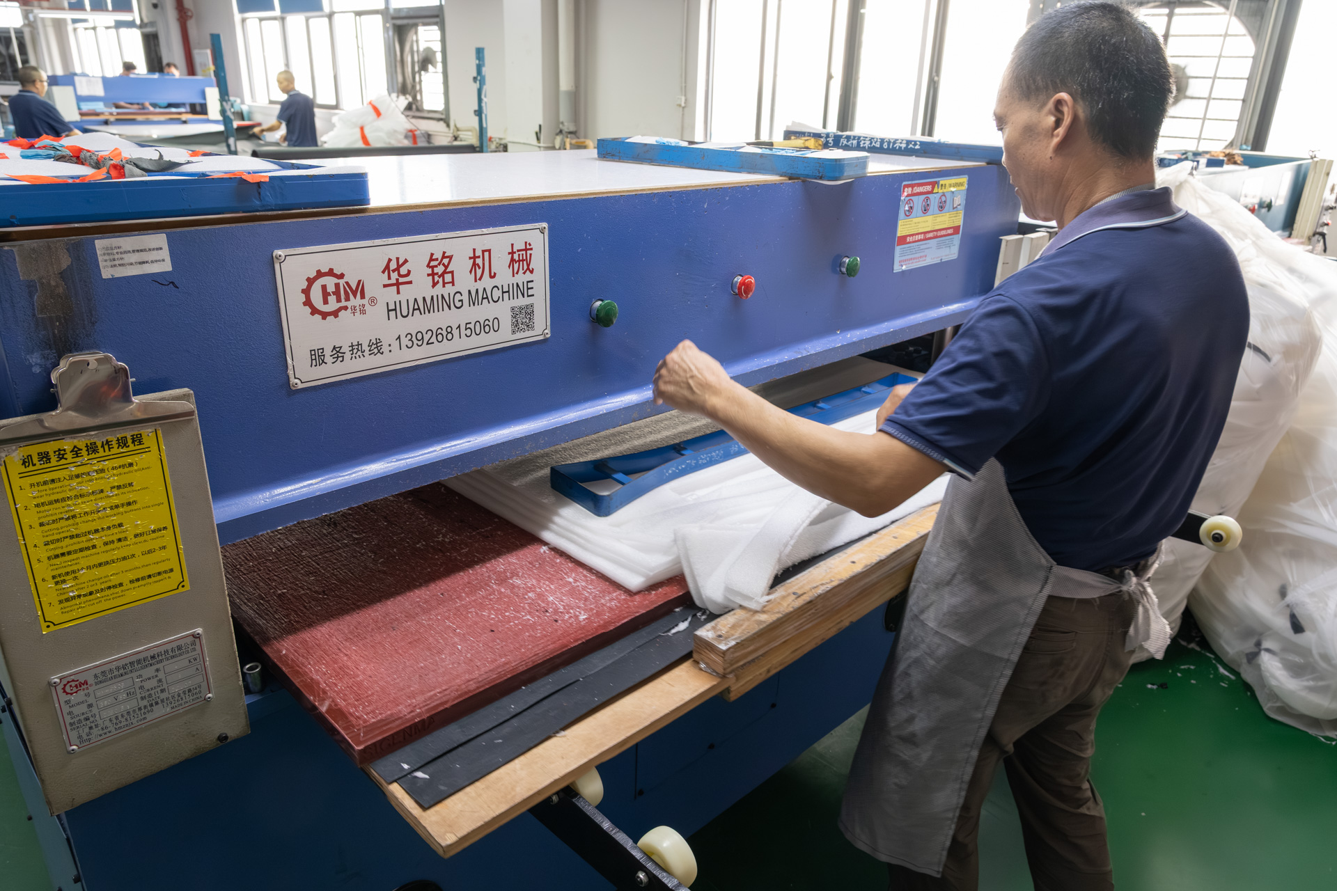 こちらはクッション材をカットしているところ