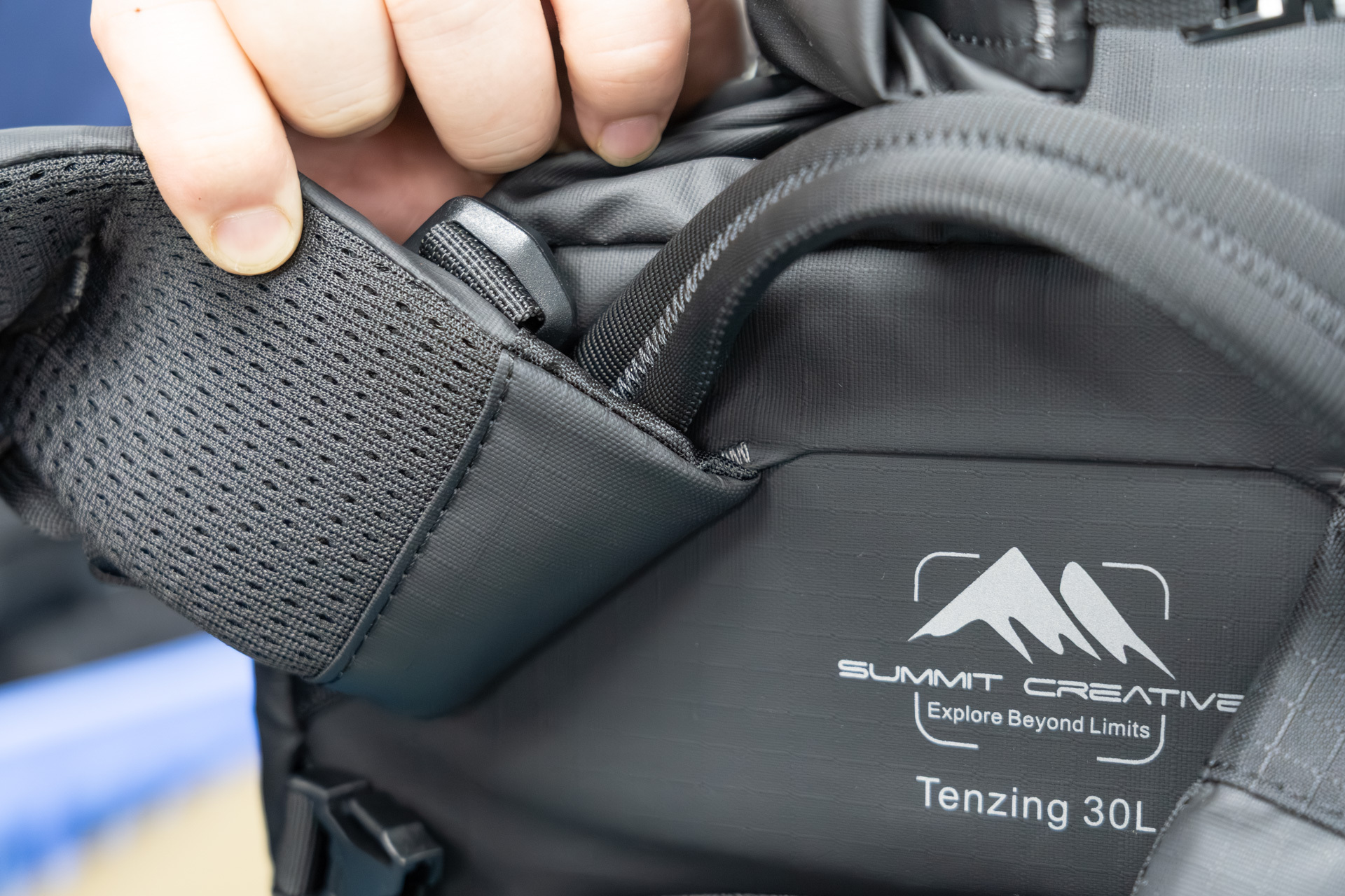 ストラップの付け根に秘密がある