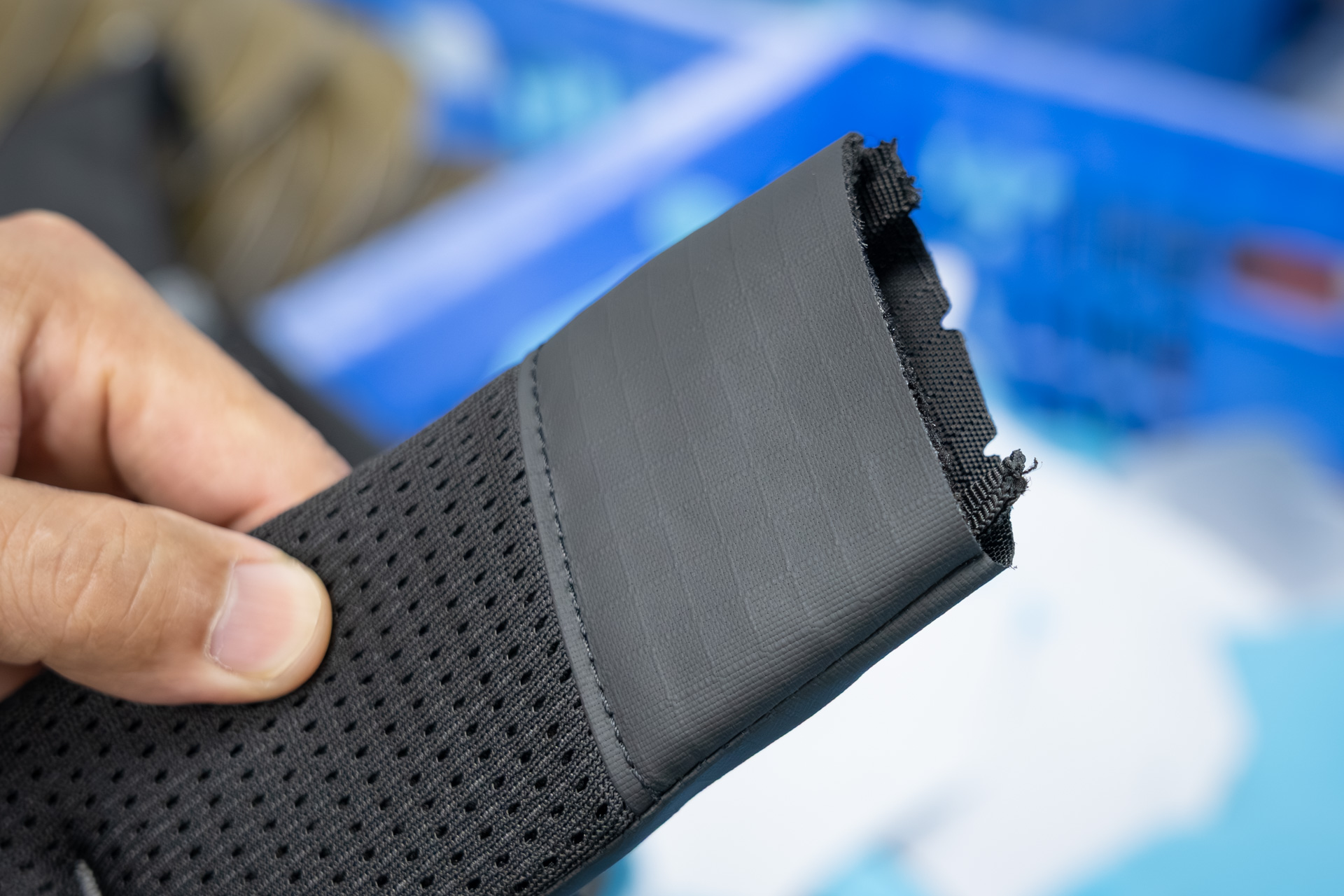 取り付け前のストラップ。内側の縫い合わせをさらに補強している