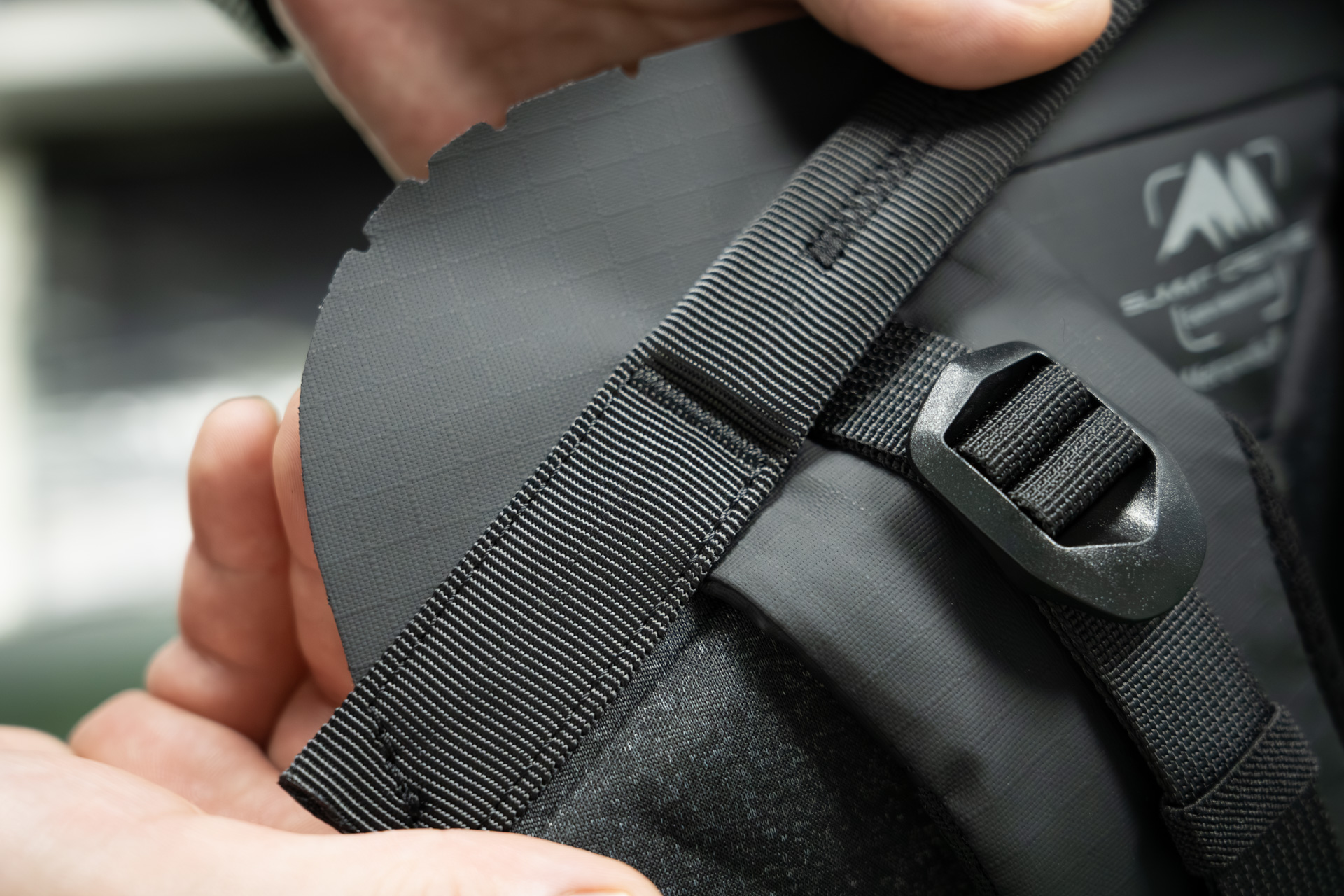 ハンドルの縫い付け部はミシンを二重掛けしている