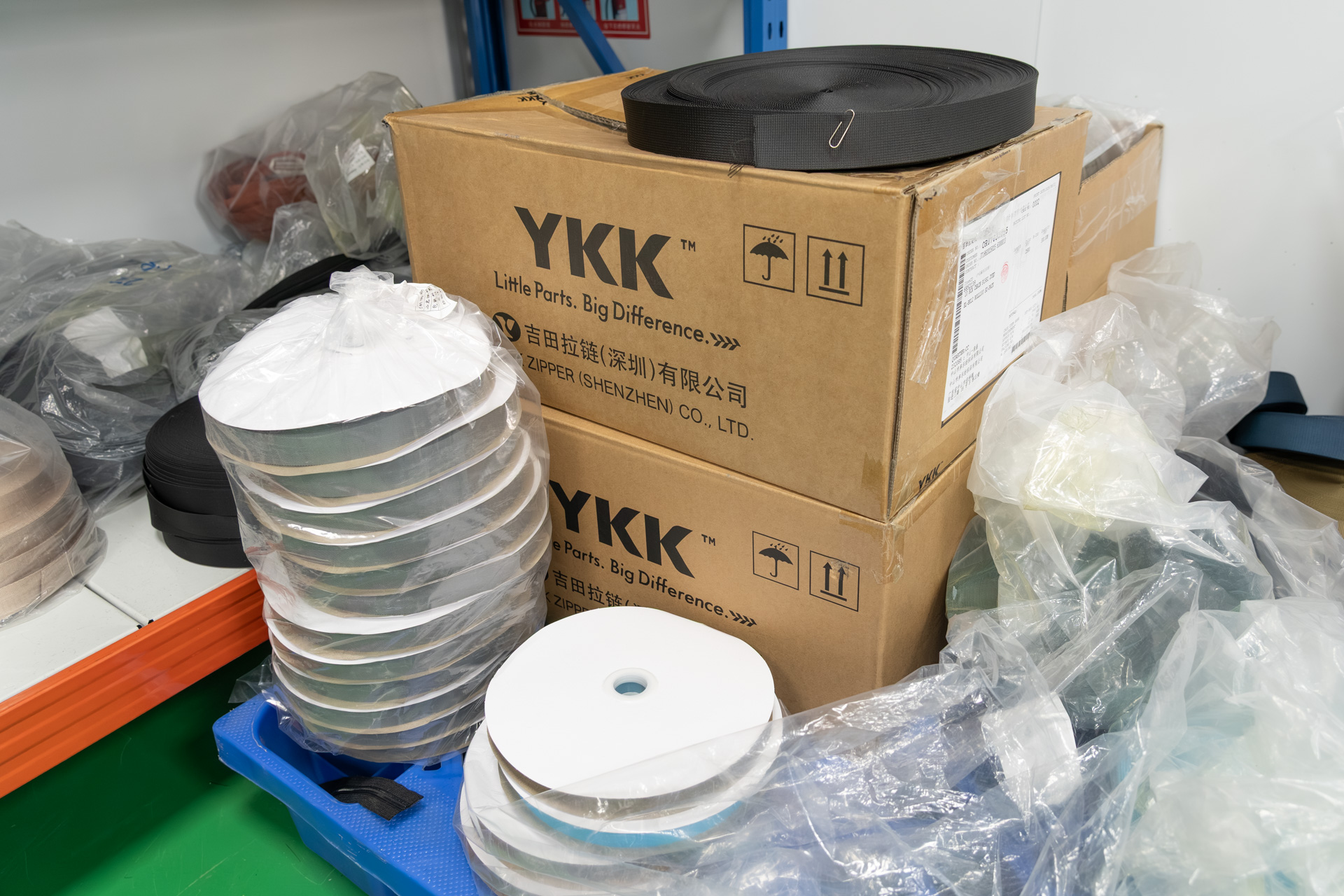ファスナー置き場にはYKKの箱があった